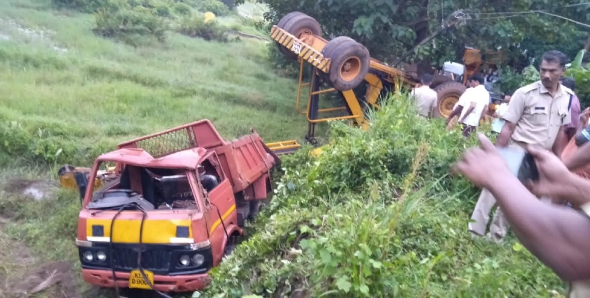 പട്ടുവത്ത് വയലിലേക്ക് മറിഞ്ഞ മിനിലോറി ഉയര്‍ത്താനെത്തിയ ക്രെയിന്‍ മറിഞ്ഞ് ഓപ്പറേറ്റര്‍ മരിച്ചു