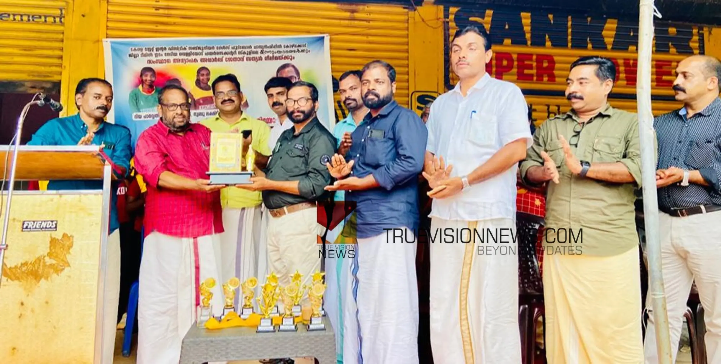 #felicitated |  സംസ്ഥാന അധ്യാപക അവാർഡ് ജേതാവ് സത്യൻ നീലിമയെ അനുമോദിച്ചു