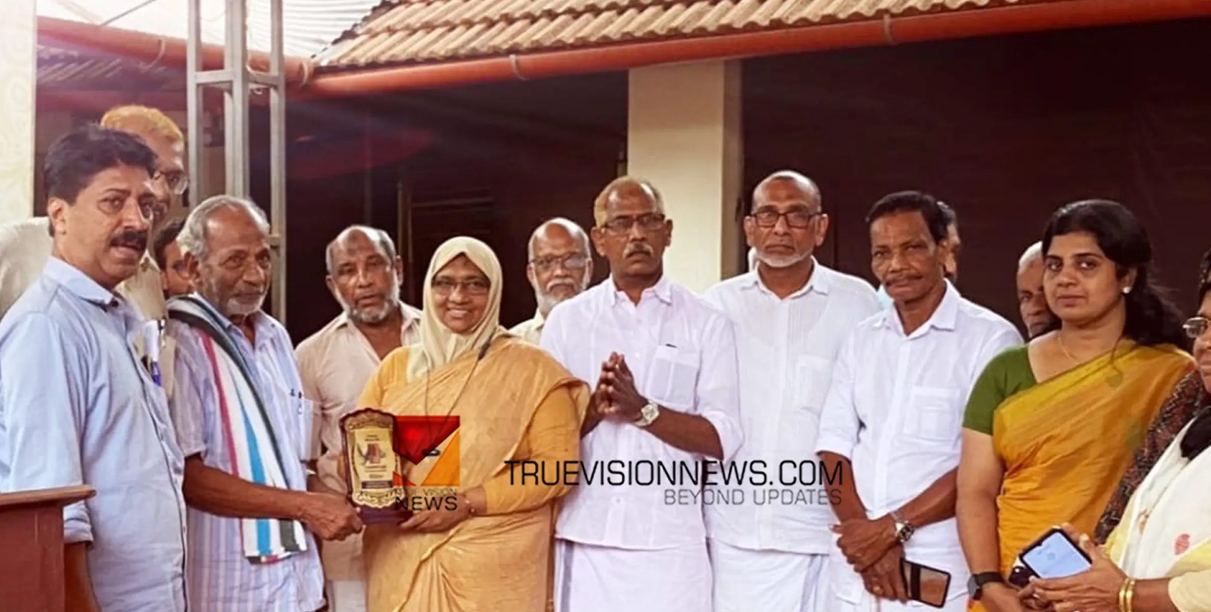 #vanimel |  ഒരുവട്ടം കൂടി അവർ മാഷും കുട്ടികളുമായി: സ്നേഹാദരം അവിസ്മരണീയമായി