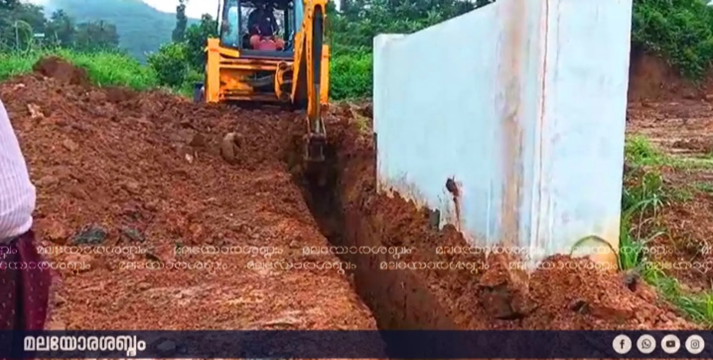 കെ എസ് ടി പി റോഡിൽ ഓവുചാൽ മൂടി സ്വാകാര്യ വ്യക്തി നടത്തിയ കയ്യേറ്റം പിഡബ്ല്യുഡി ഒഴിപ്പിച്ചു. 