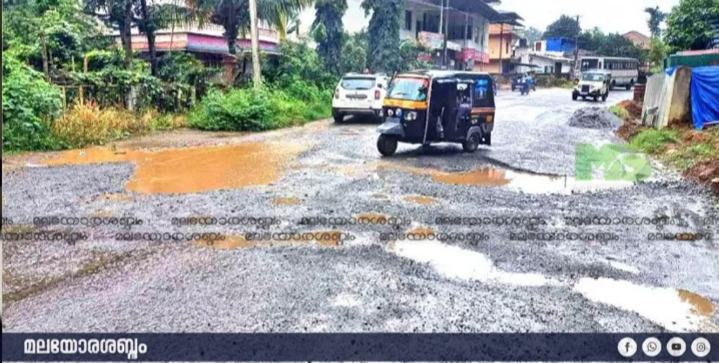 മ​ല​യോ​ര ഹൈ​വേ നി​ർ​മാ​ണം ഒ​ച്ചി​ഴ​യും വേ​ഗ​ത്തി​ലാ​യ​തോ​ടെ മാ​ന​ന്ത​വാ​ടി ത​ല​പ്പു​ഴ ബോ​യ്സ് ടൗ​ണി​ലൂ​ടെ​യു​ള്ള യാ​ത്ര ദു​രി​ത​മാ​യി.