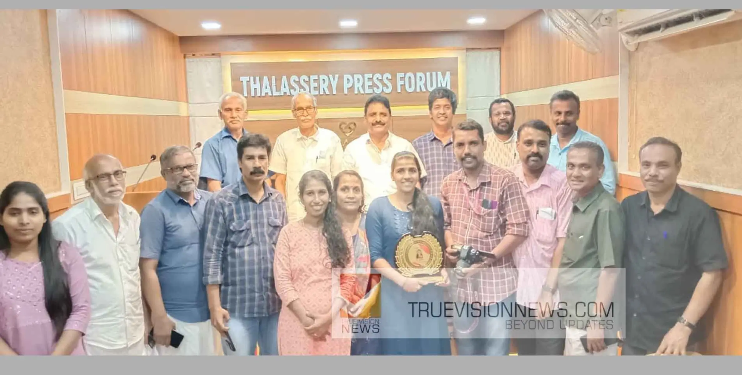  #PressForum|  തലശേരി പ്രസ് ഫോറം ഓഫീസ്  സിക്രട്ടറി ശ്വേതക്ക് യാത്രയയപ്പ് നൽകി.