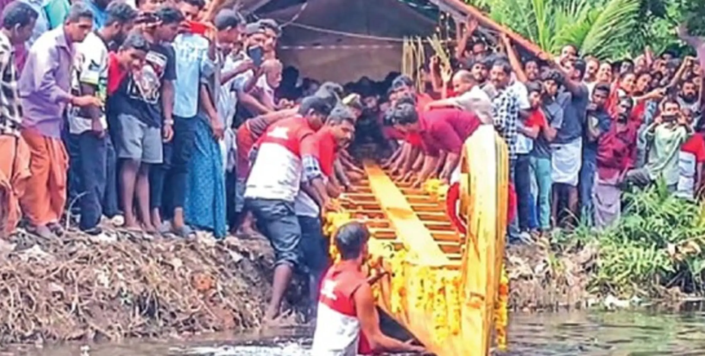 #boat | ഇരുട്ടുകുത്തി വള്ളം ‘മടപ്ലാതുരുത്ത്' നീരണിഞ്ഞു