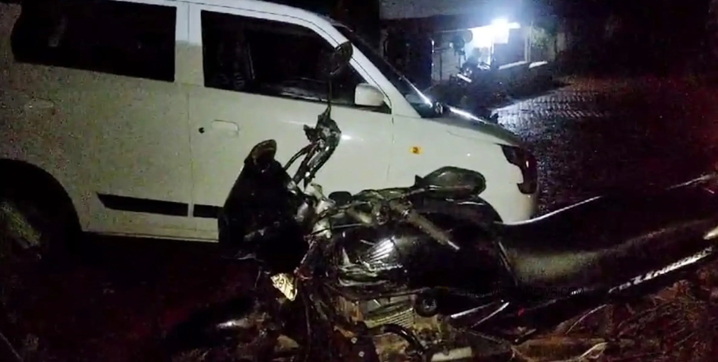 #accident |  കോഴിക്കോട്  കാറും ബൈക്കും കൂട്ടിയിടിച്ച് അപകടം;   രണ്ടുപേർക്ക് പരിക്ക്