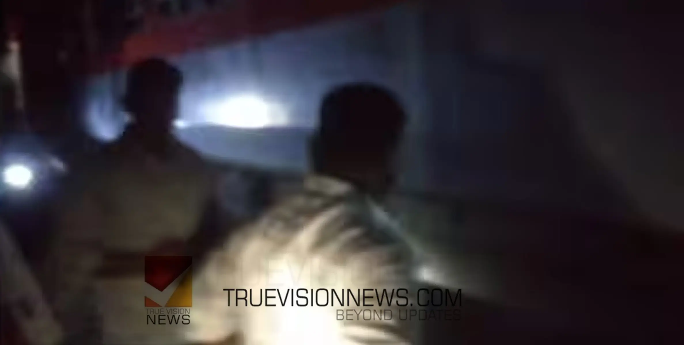 #train | എറണാകുളം- നിസാമുദ്ദീൻ എക്സ്പ്രസിൻ്റെ രണ്ടു ബോഗികളുടെ അടിയിൽ തീപ്പൊരി 