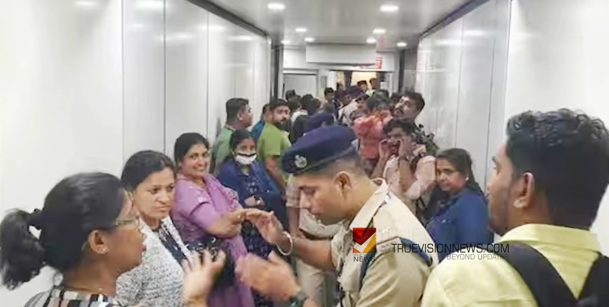 #saudi | സൗദി എയർലൈന്‍സ് ഇറക്കിവിട്ട യാത്രക്കാർക്ക് ടിക്കറ്റ് അനുവദിച്ചു