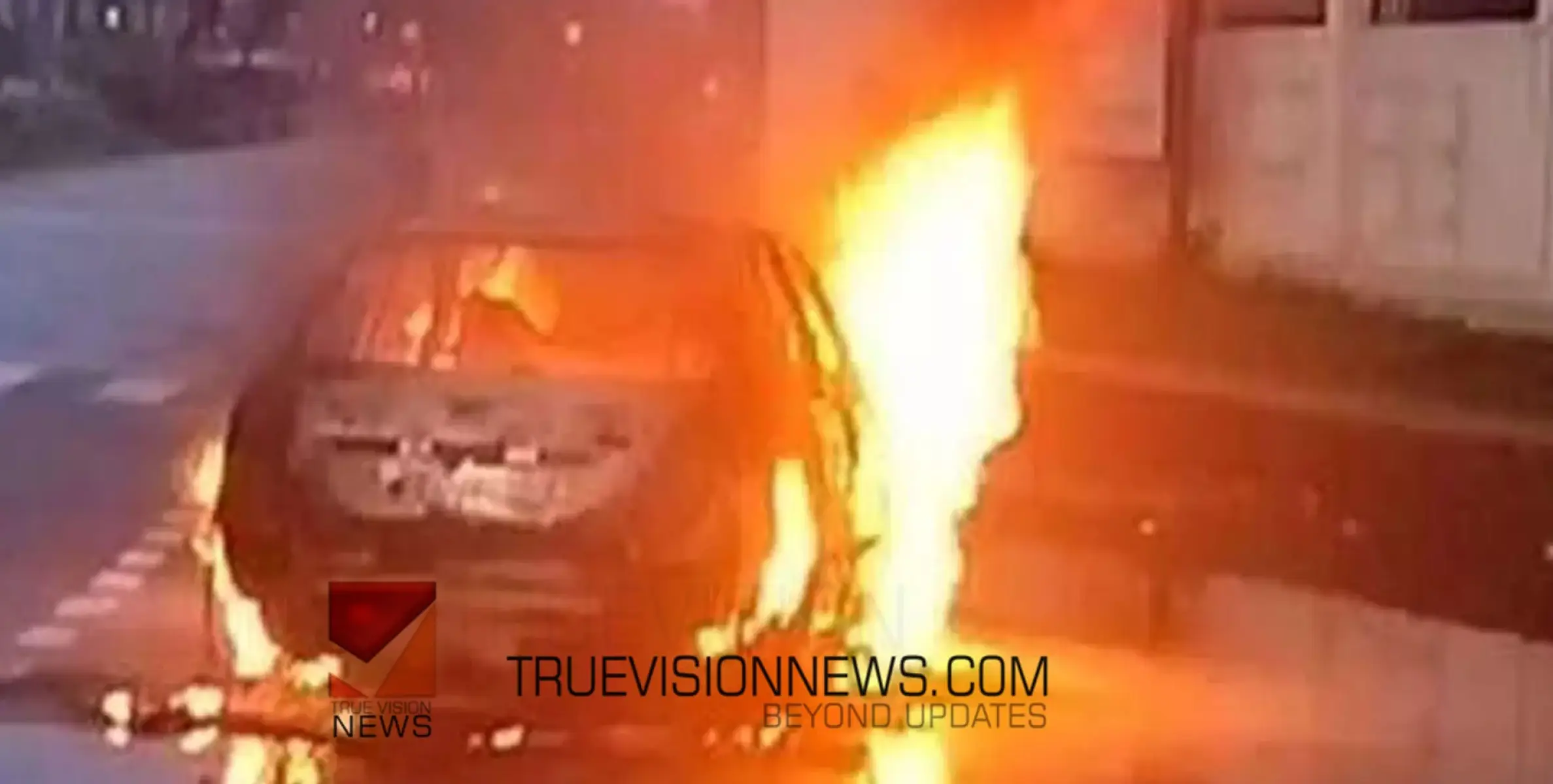 #carfire | പോത്തിറച്ചി കൊണ്ടുവന്ന കാർ ശ്രീരാമ സേന പ്രവർത്തകർ കത്തിച്ചു