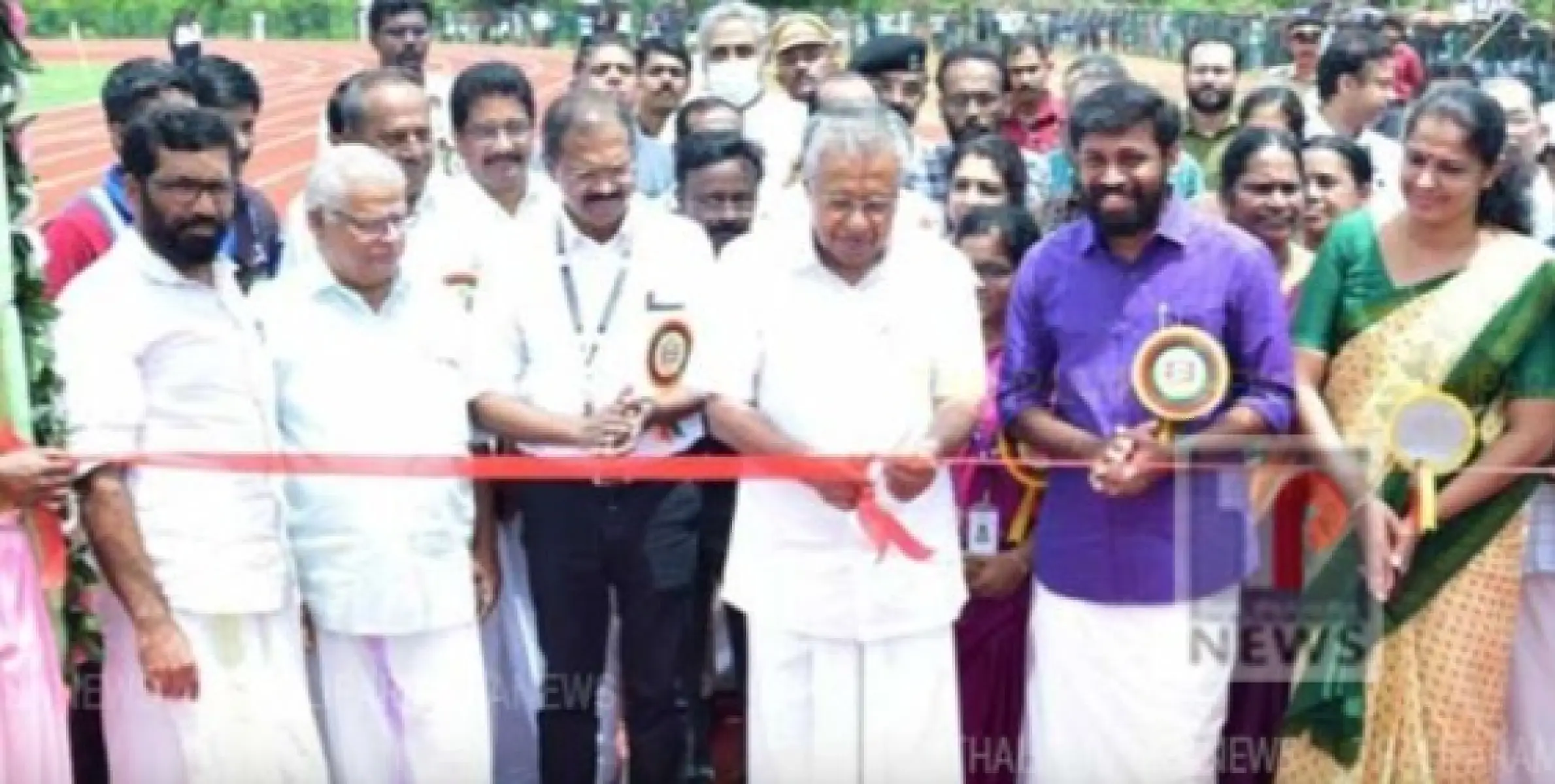 കണ്ണൂര്‍ ഗവ. മെഡിക്കല്‍ കോളേജില്‍ അന്താരാഷ്ട്ര നിലവാരത്തില്‍ നിര്‍മ്മിച്ച സിന്തറ്റിക് ട്രാക്കിന്റെയും ഫുട്‌ബോള്‍ സ്റ്റേഡിയത്തിന്റെയും ഉദ്ഘാടനം മുഖ്യമന്ത്രി പിണറായി വിജയൻ നിര്‍വ്വഹിച്ചു