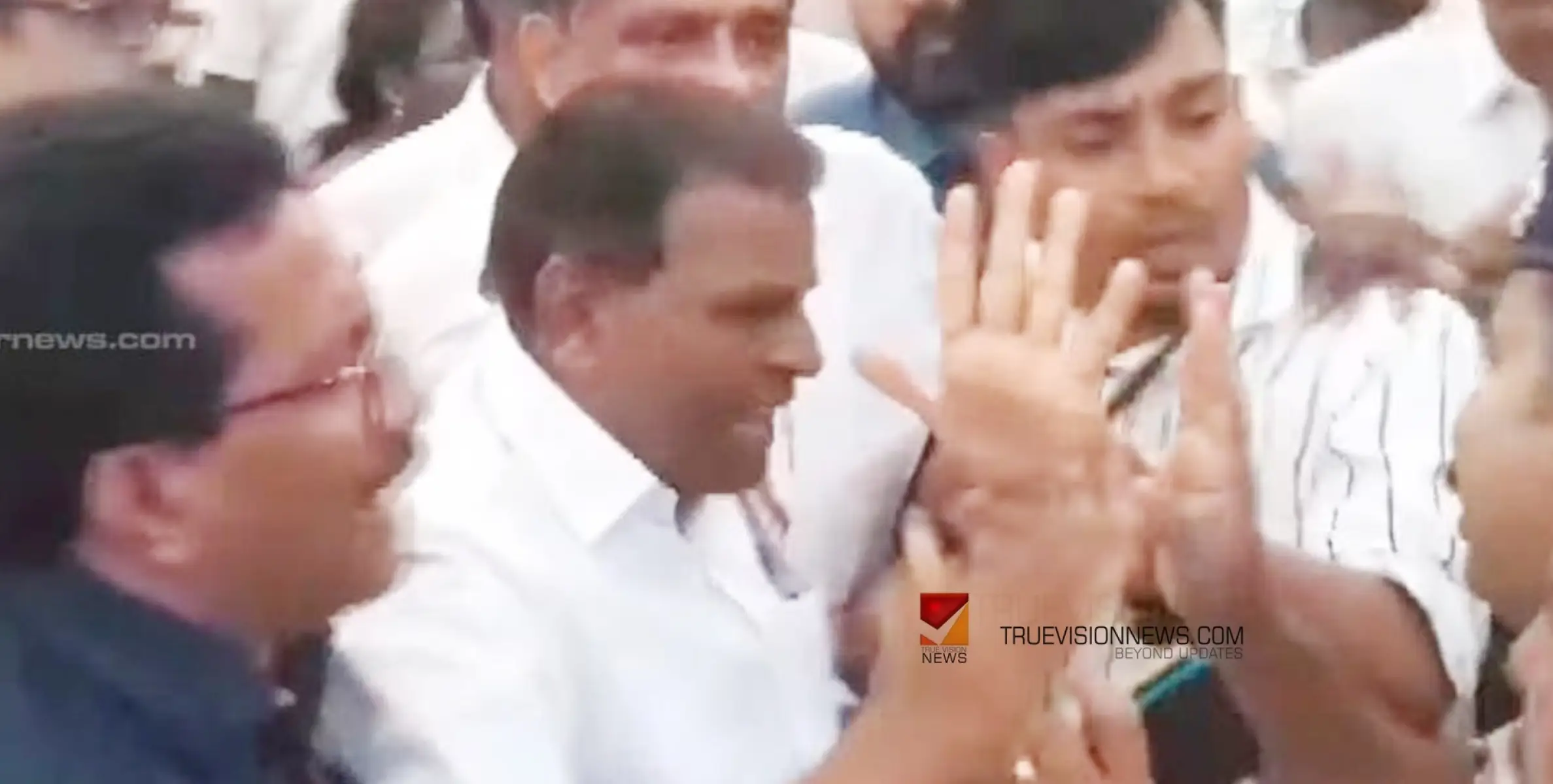 #congress | കോണ്‍ഗ്രസ് ഉപരോധത്തിനിടെ സംഘര്‍ഷം; പൊലീസിന് നേരെ തട്ടിക്കയറി തിരുവഞ്ചൂര്‍ രാധാകൃഷ്ണന്‍