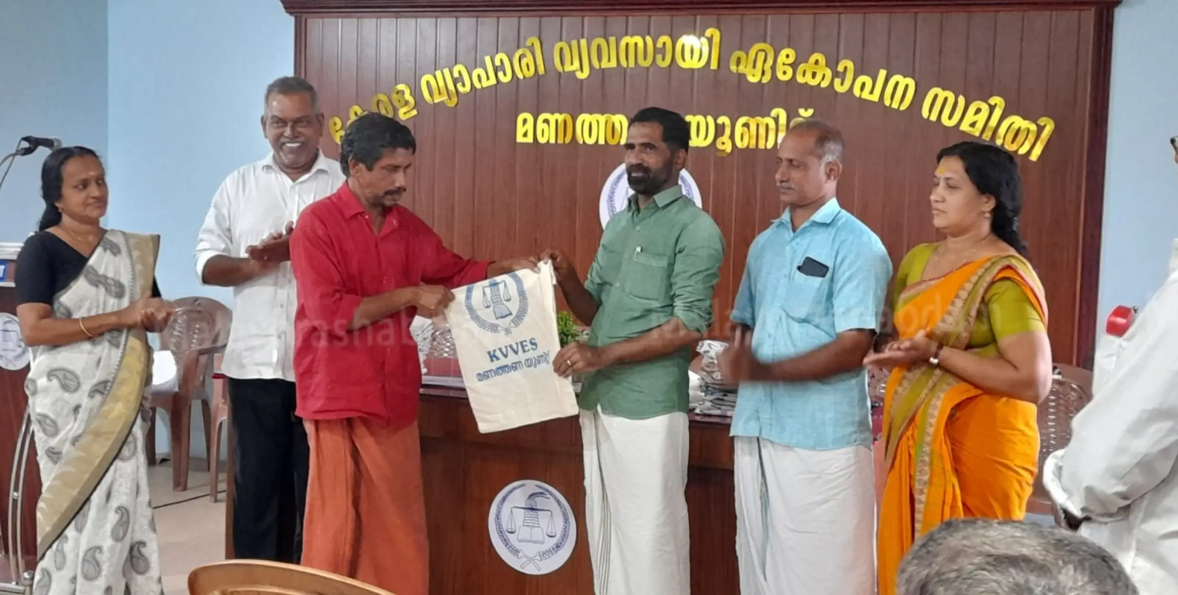 വ്യാപാരി വ്യവസായി ഏകോപന സമിതി മണത്തണ യൂണിറ്റിന്റെ നേതൃത്വത്തിൽ  തുണി സഞ്ചി വിതരണം ചെയ്തു