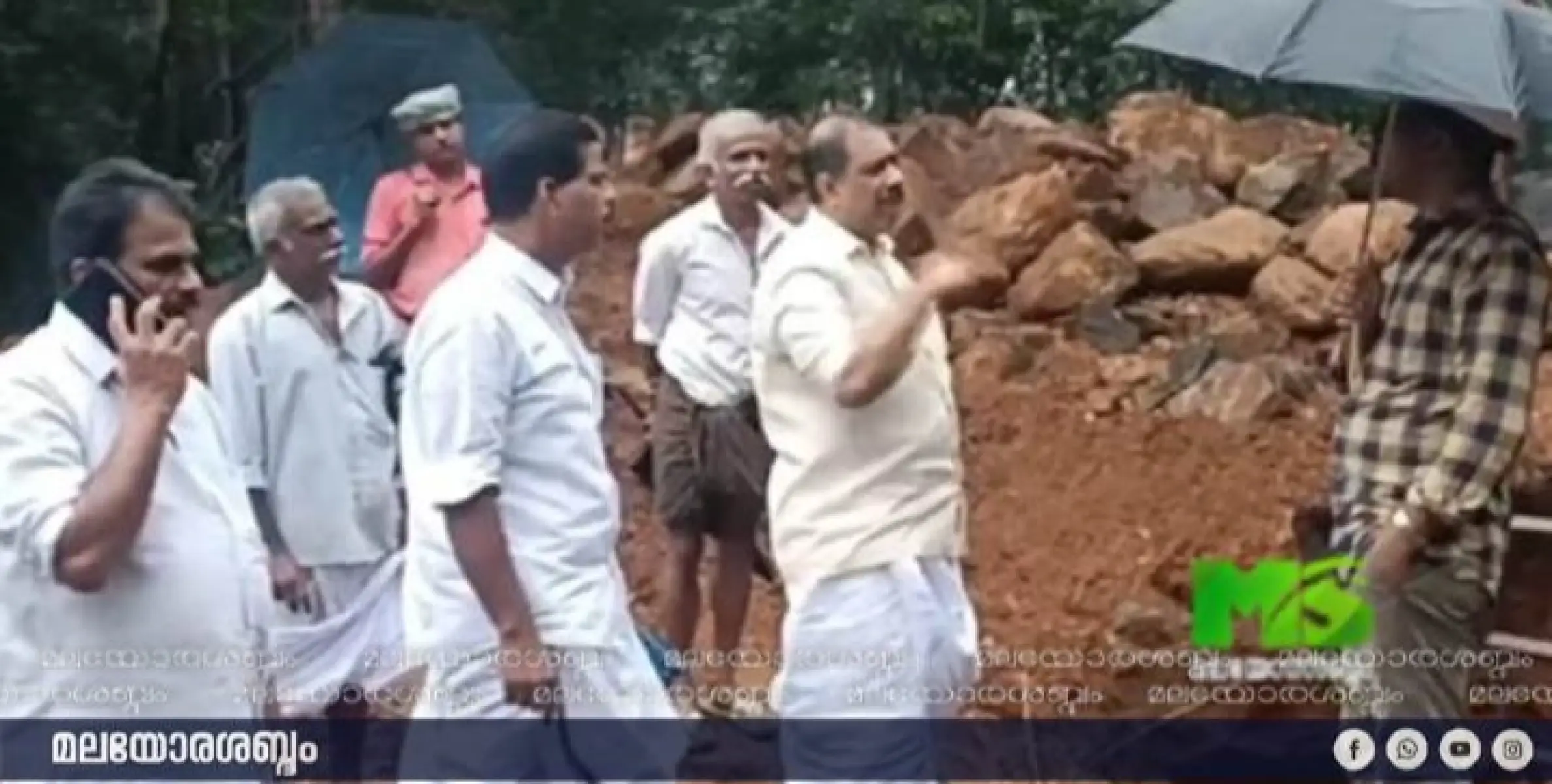 കു​ടി​യാ​ൻ​മ​ല​യി​ൽ വൈ​ദ്യു​ത വ​കു​പ്പ് സ്ഥാ​പി​ക്കു​ന്ന 400 കെ​വി ട​വ​റി​ന്‍റെ നി​ർ​മാ​ണം ത​ട​ഞ്ഞ് ഇ​രി​ക്കൂ​ർ എം​എ​ൽ​എ സ​ജീ​വ് ജോ​സ​ഫും സം​ഘ​വും.