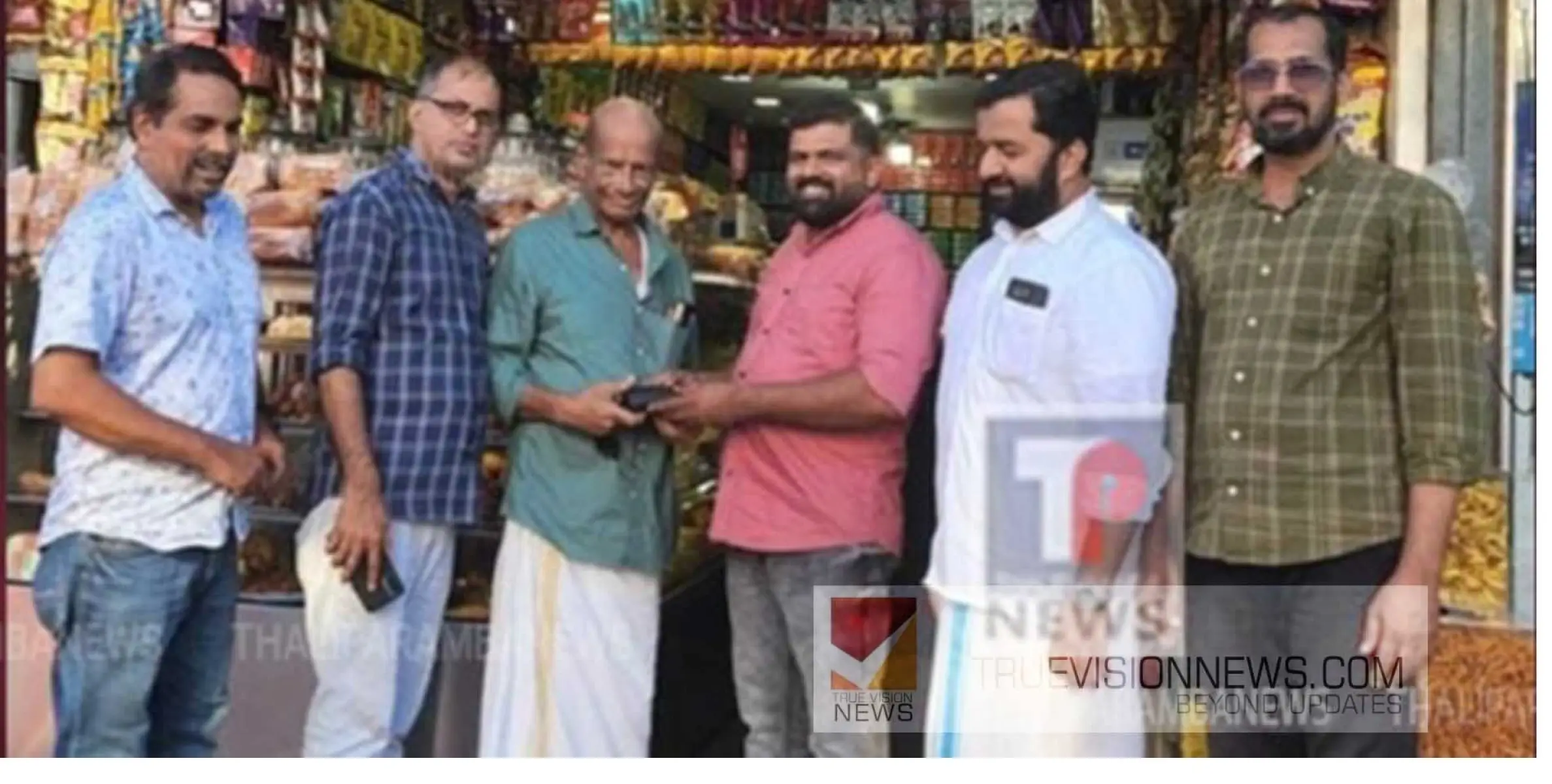   കളഞ്ഞു കിട്ടിയ സ്വർണനാണയവും പേഴ്സും ഉടമസ്ഥന് തിരികെ നൽകി തളിപ്പറമ്പിലെ വ്യാപാരി മാതൃകയായി