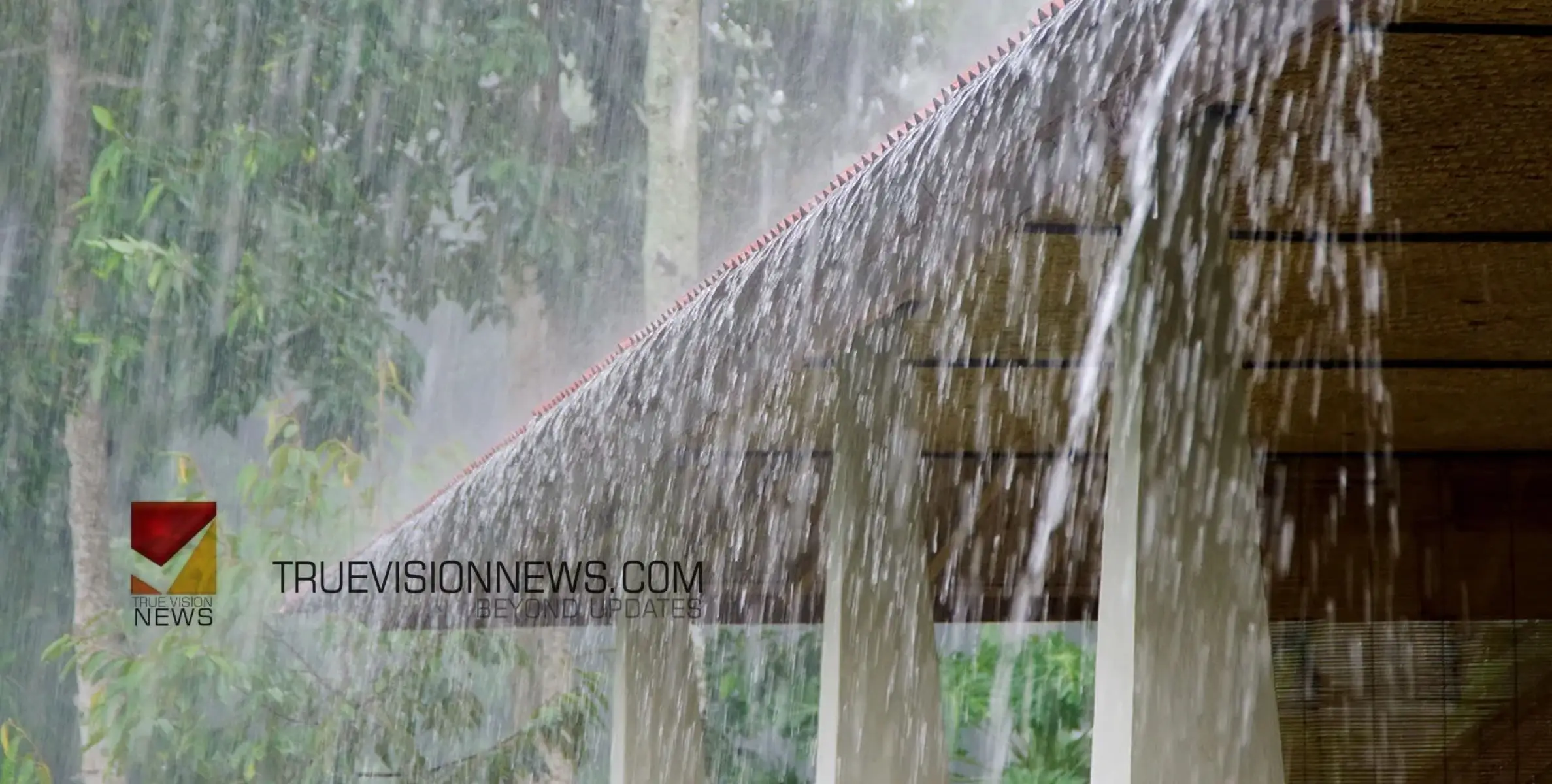 #rain | കനത്ത മഴയിൽ വീടിന്റെ മുകളിലേക്ക് മണ്ണ് ഇടിഞ്ഞു വീണു