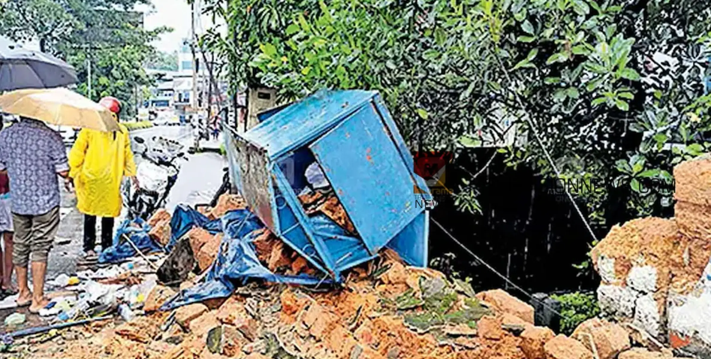  #collapsed | സ്കൂൾ കെട്ടിടത്തിന്റെ മതിൽ തകർന്നു