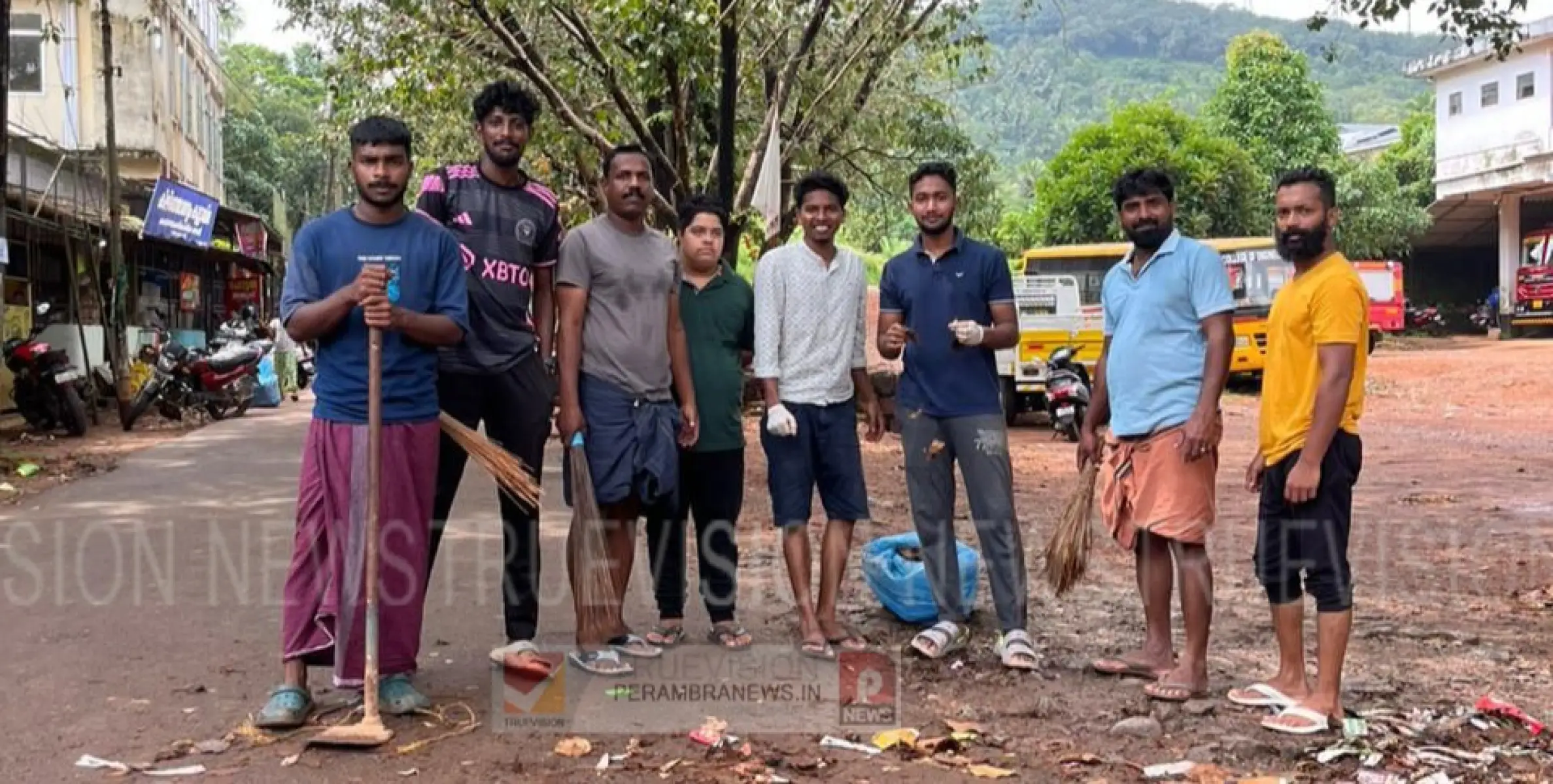 പേരാമ്പ്രയിൽ ഗാന്ധി ജയന്തി ദിനാചാരണവും ശുചീകരണവും നടത്തി.
