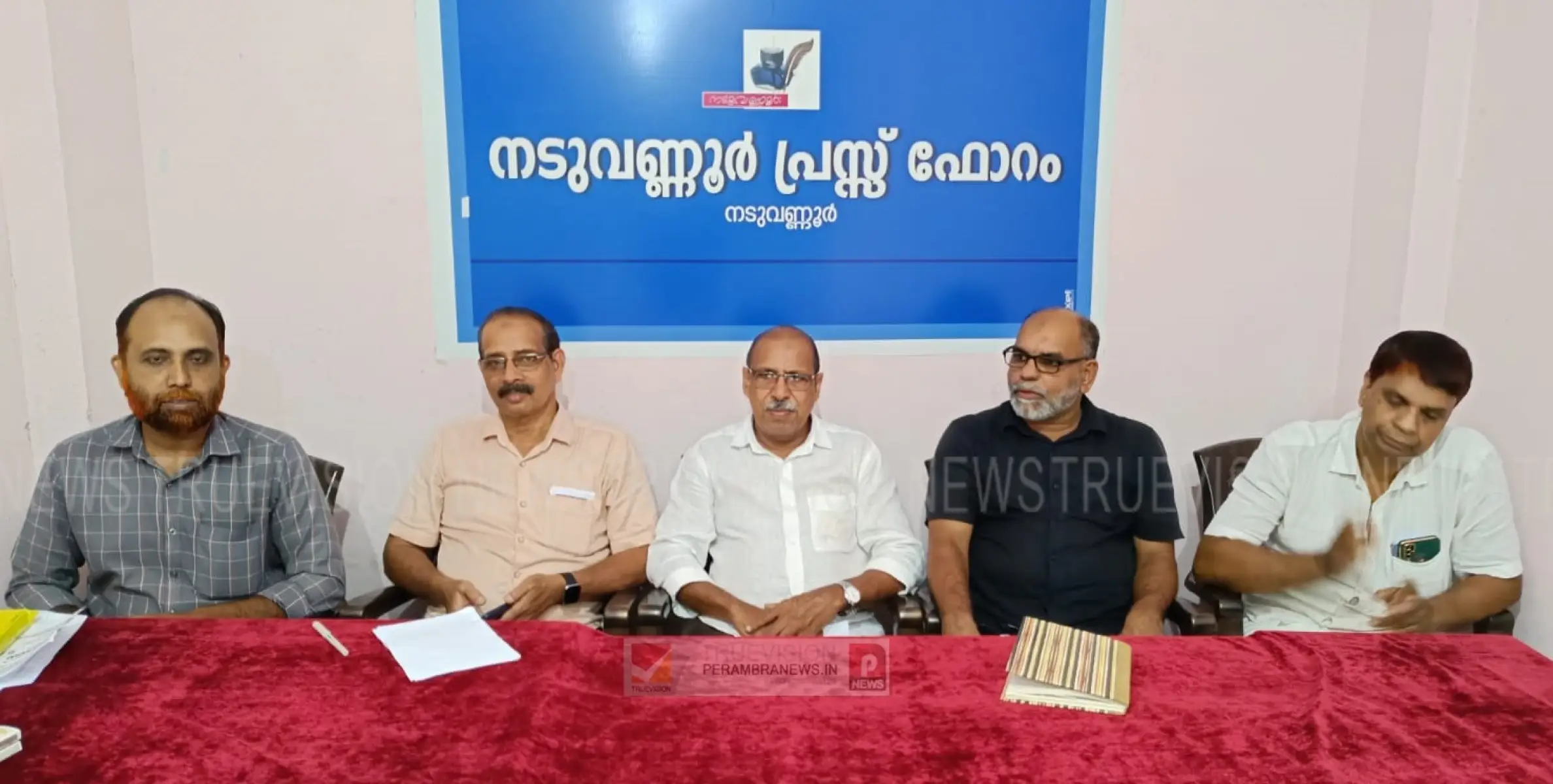 വിശ്വമാനവികതയ്ക്ക് വേദവെളിച്ചവുമായി കരിപ്പൂര്‍