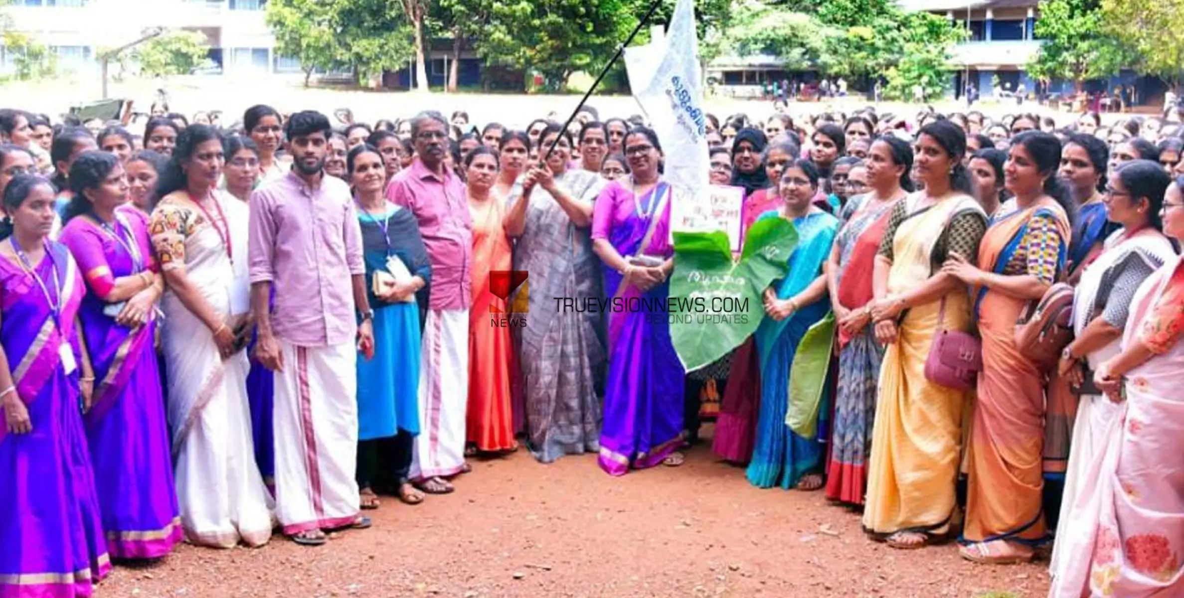 #BacktoSchool | 'തിരികെ സ്കൂളിലേക്ക്'; ചോറോട് ഹയർ സെക്കൻഡറി സ്കൂളിൽ ക്യാമ്പയിന് തുടക്കമായി  