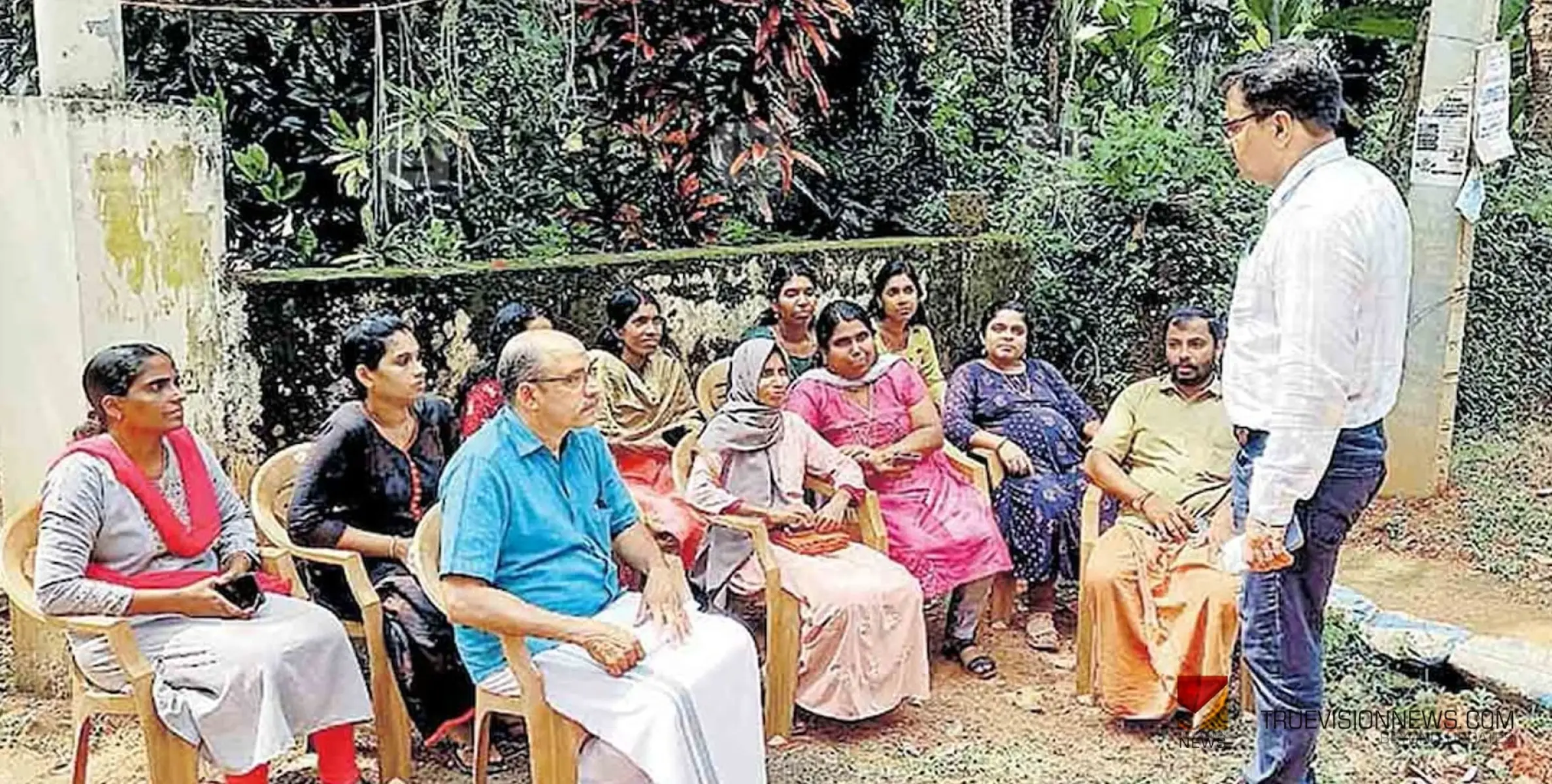  #ParentsLaySiege | വളഞ്ഞ വഴിയിൽ അധ്യാപക നിയമനം; പെരുവച്ചേരി ഗവ.എൽപി സ്കൂൾ ഉപരോധിച്ച് രക്ഷിതാക്കൾ