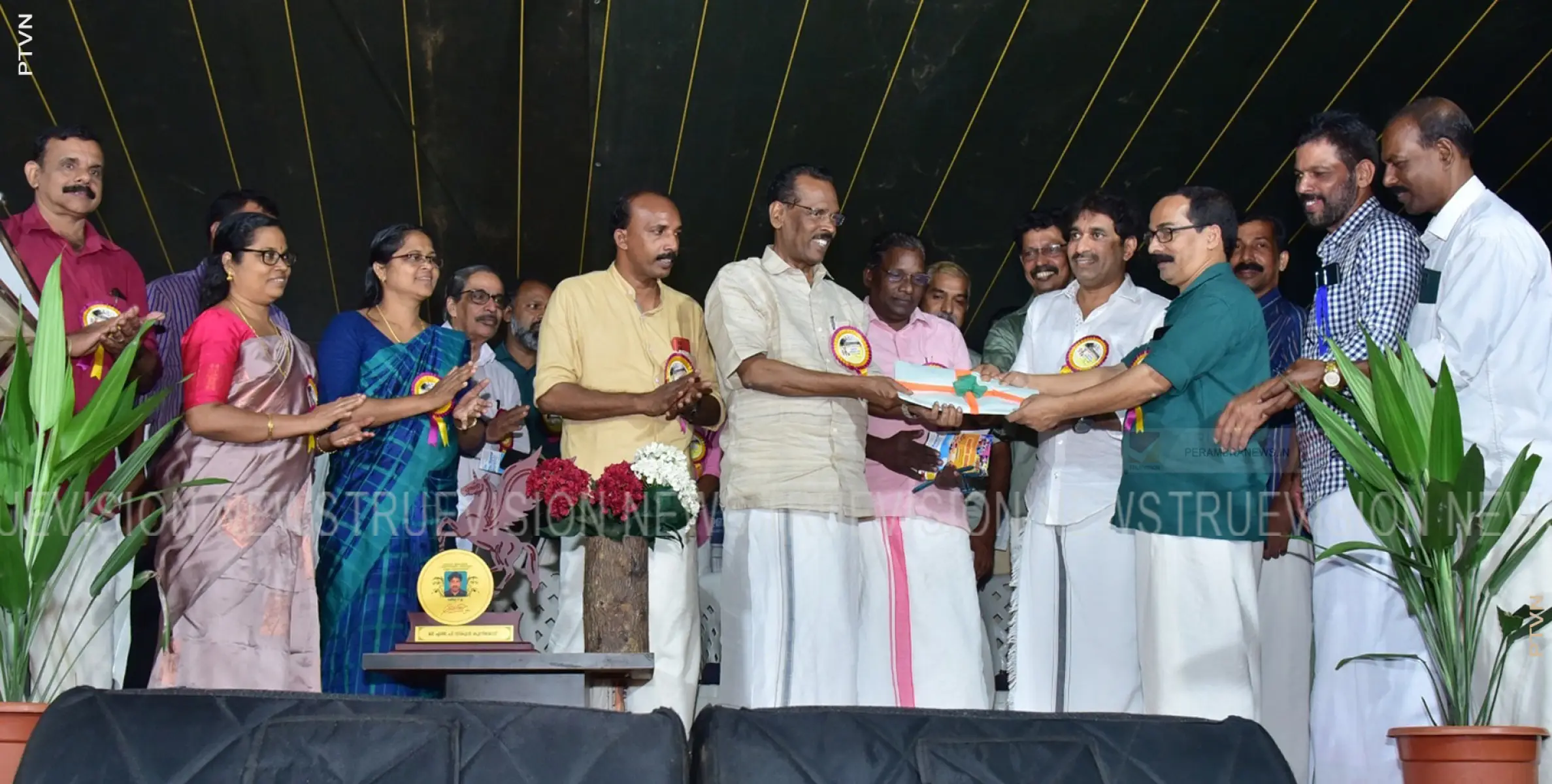 കൂനിയോട് ജിഎല്‍പി സ്‌കൂളിന് സ്ഥലത്തിന്റെ രേഖ കൈമാറി 