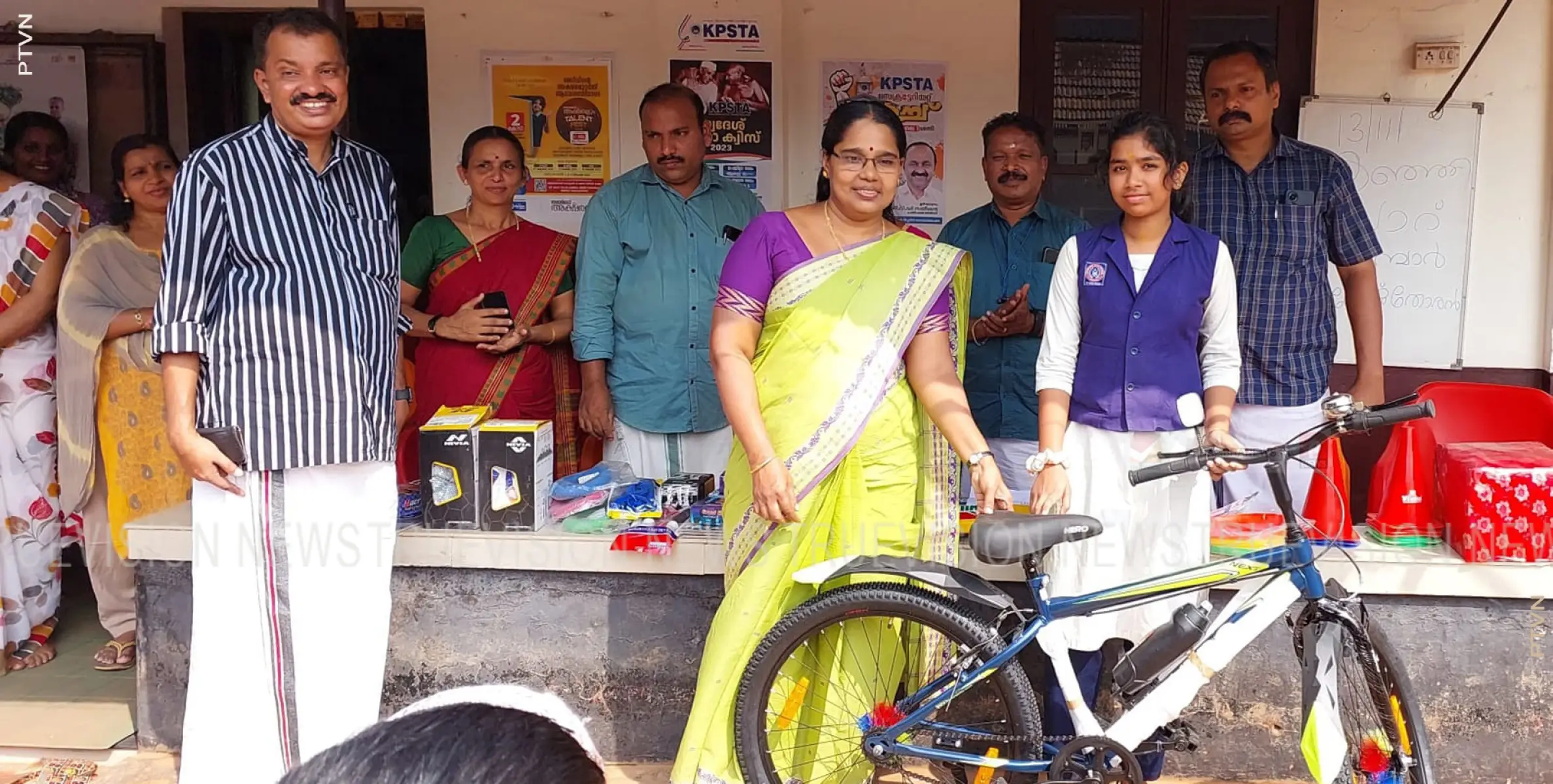 അധ്യാപകര്‍ സ്‌പോര്‍ട്‌സ് ഉപകരണങ്ങള്‍ സംഭാവന ചെയ്തു 