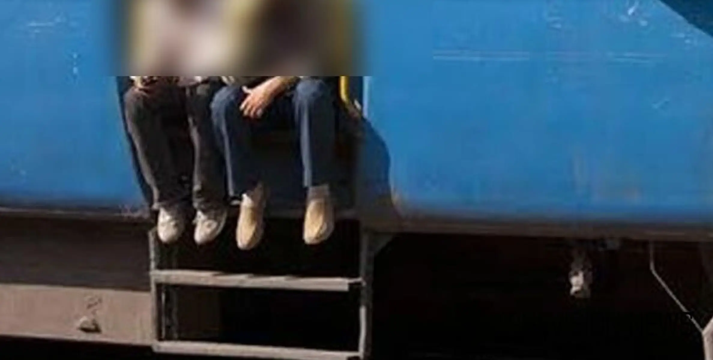 #train | ട്രെയിൻ വാതിൽപടിയിൽ യാത്രചെയ്യവേ കാൽ പ്ലാറ്റ്ഫോമിൽ തട്ടി യുവാവിന് പരുക്ക്