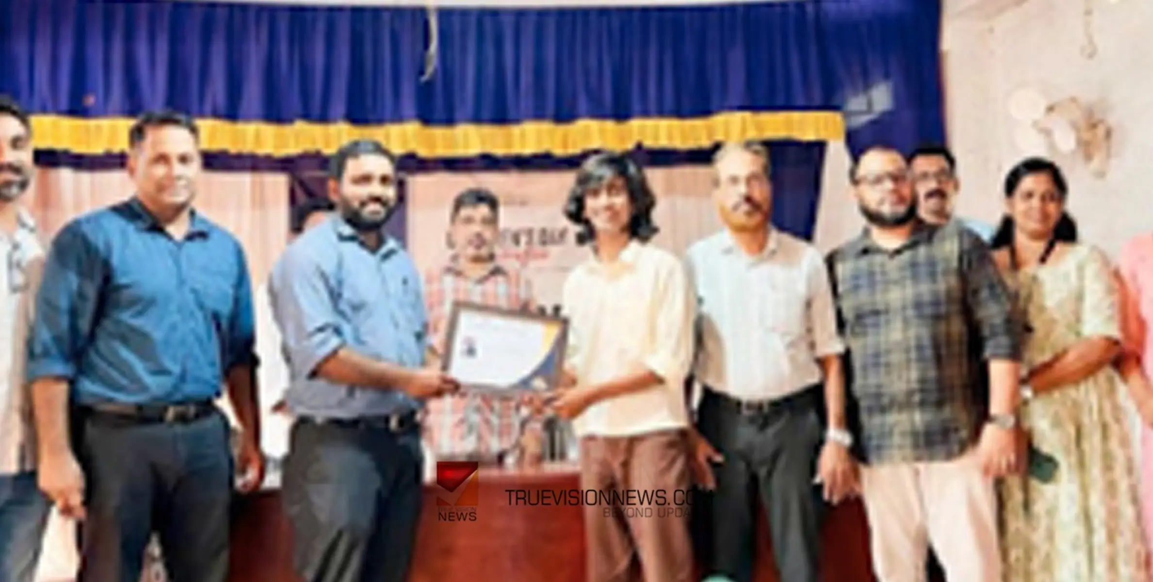 #Award  |   യംങ് അച്ചീവർ അവാർഡ് ; കുറ്റ്യാടിയിൽ ഫ്ളവേഴ്സ് ടോപ് സിംഗർ താരം കൗഷികിന് സമർപ്പിച്ചു