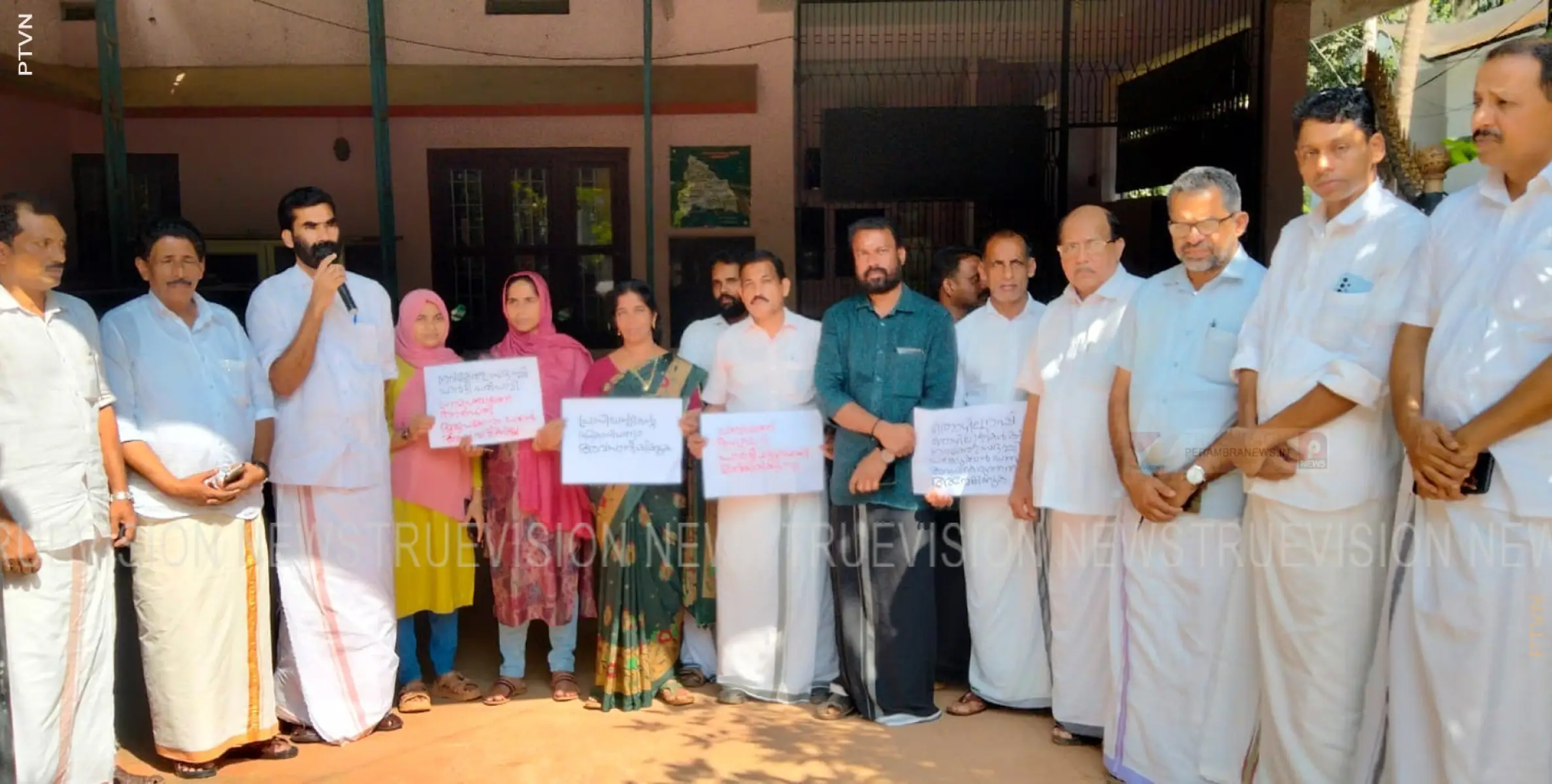 യുഡിഎഫ് വെല്‍ഫയര്‍ പാര്‍ട്ടി ജനപ്രതിനിധികള്‍ ഉപരോധ സമരം സംഘടിപ്പിച്ചു