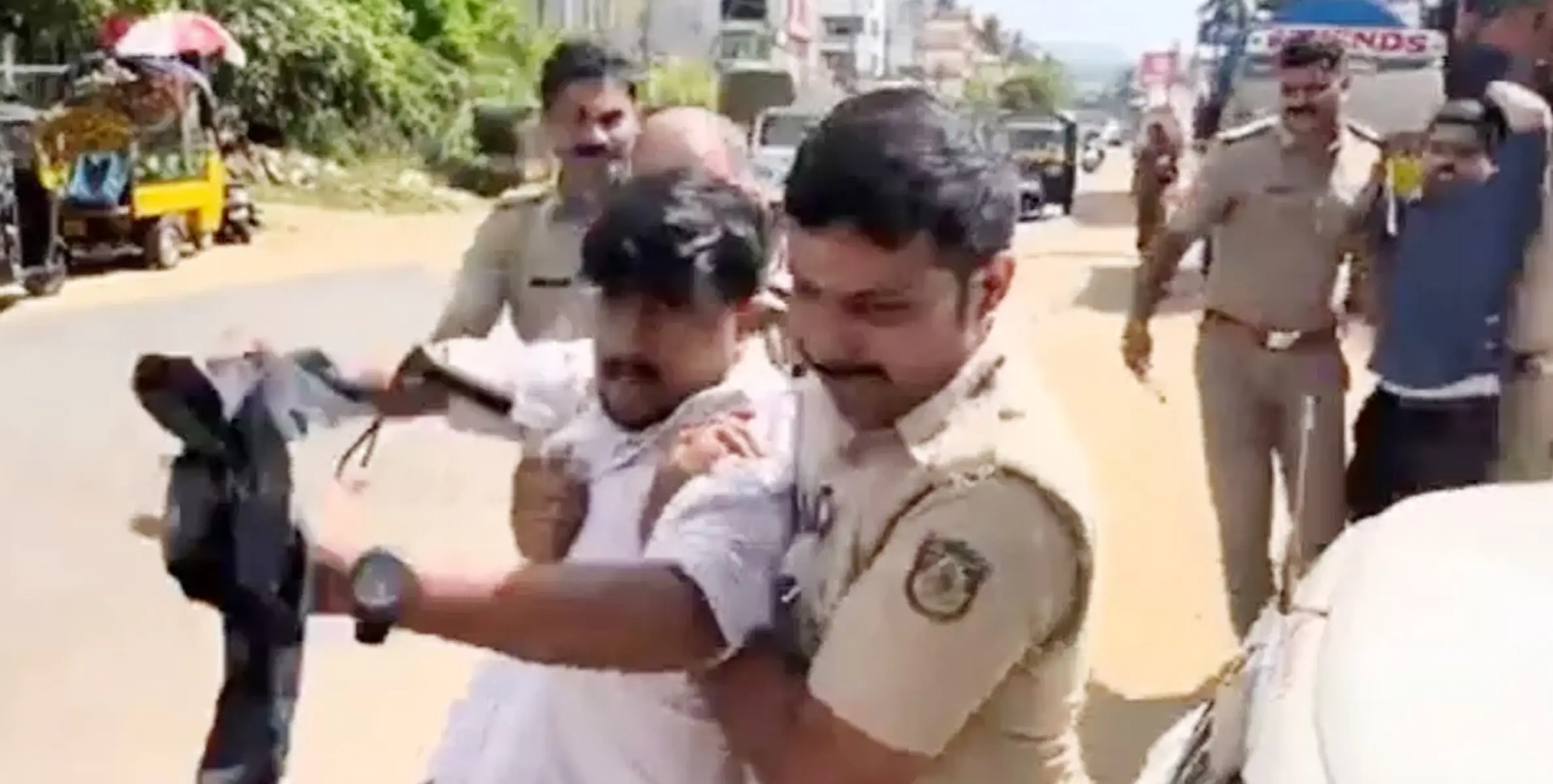 #PinarayiVijayan | പെരിന്തൽമണ്ണയിലും മുഖ്യമന്ത്രി പിണറായി വിജയന് നേരെ കരിങ്കൊടി പ്രതിഷേധം