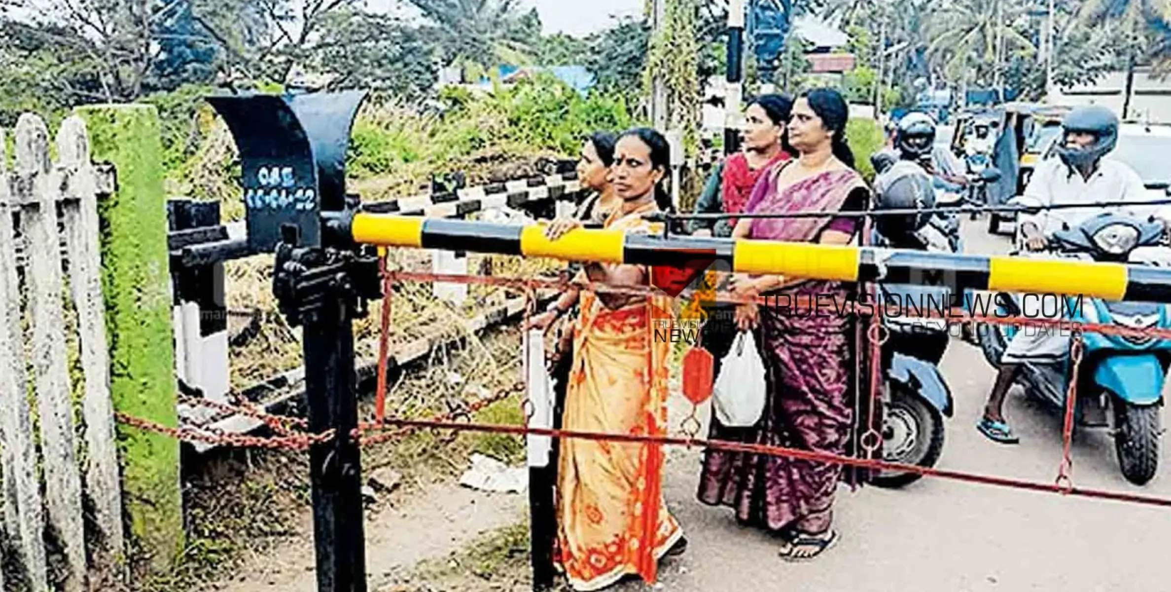 #railway | ലക്ഷ്മീനാരായണ ടെംപിൾ റോഡിലെ റെയിൽവേ ഗേറ്റിൽ കാൽനട പോലും പറ്റാത്ത വിധം സ്ഥാപിച്ച ചങ്ങലപ്പൂട്ട്