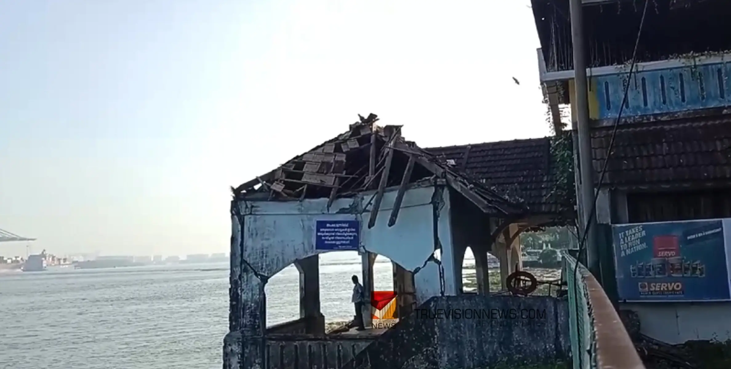 #boat | മത്സ്യബന്ധന ബോട്ടിടിച്ച് യാത്രാജെട്ടി തകർന്നു
