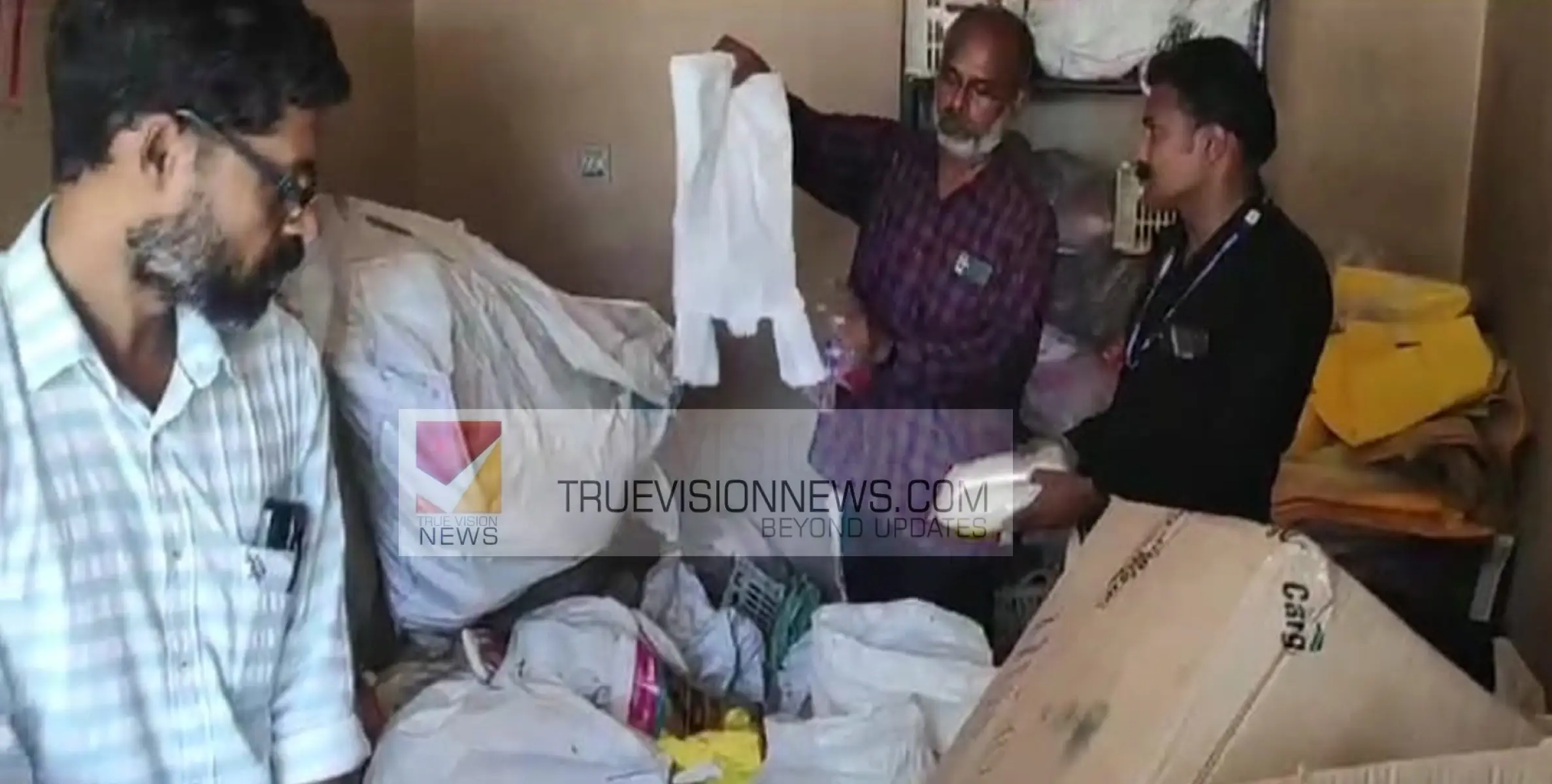 പാനൂരിൽ എൻഫോഴ്സ്മെൻ്റിൻ്റെ മിന്നൽ റെയ്ഡ് ;  വൻ പ്ളാസ്റ്റിക് ശേഖരം പിടികൂടി,  കടകൾക്ക് 10,000 വീതം പിഴ   