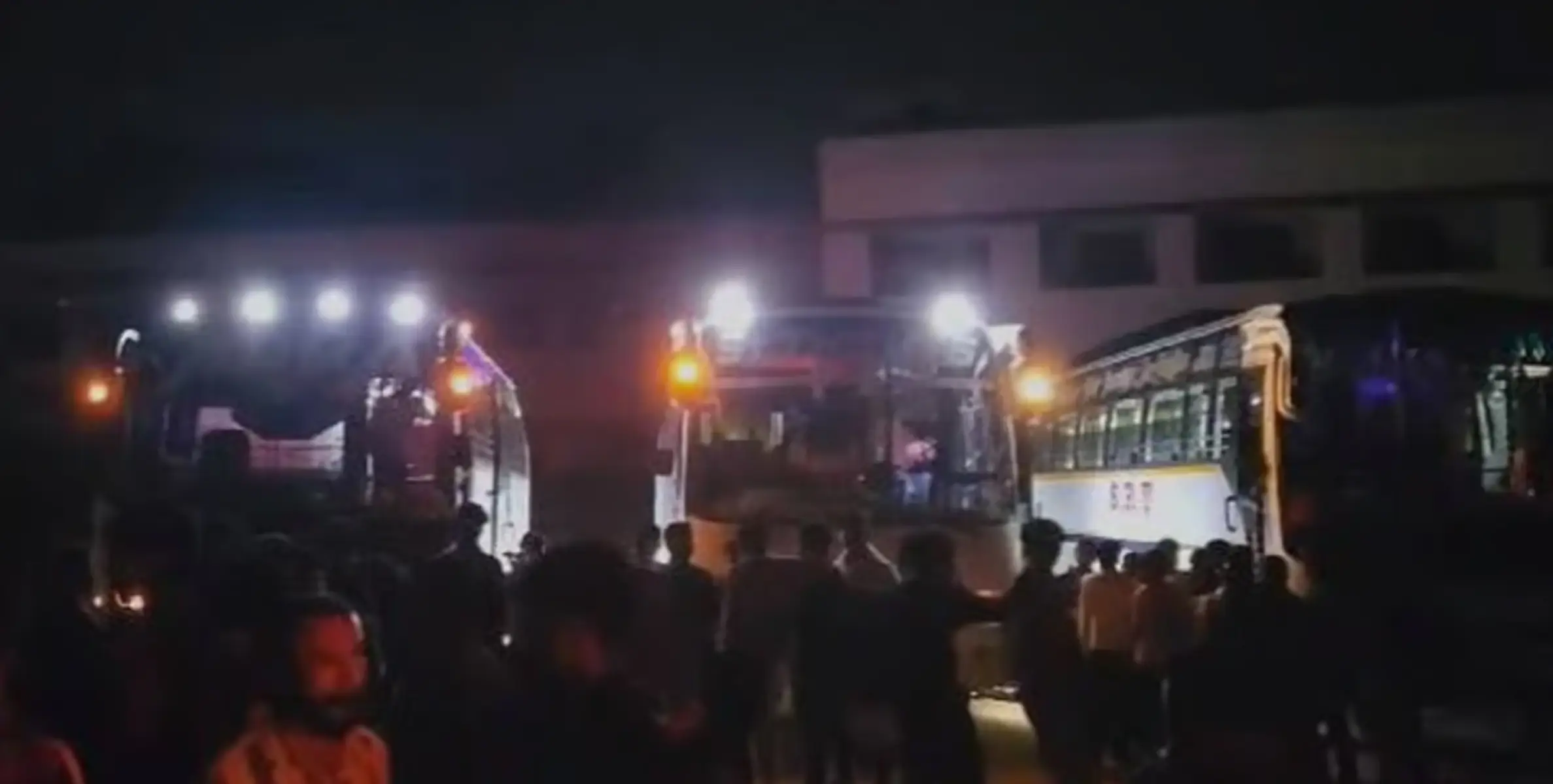 #TOURISTBUS | വിദ്യാര്‍ഥികളുമായുള്ള വിനോദയാത്രക്ക് വ്യാജരേഖയുണ്ടാക്കി; ടൂറിസ്റ്റ് ബസുകൾ കസ്റ്റഡിയിൽ