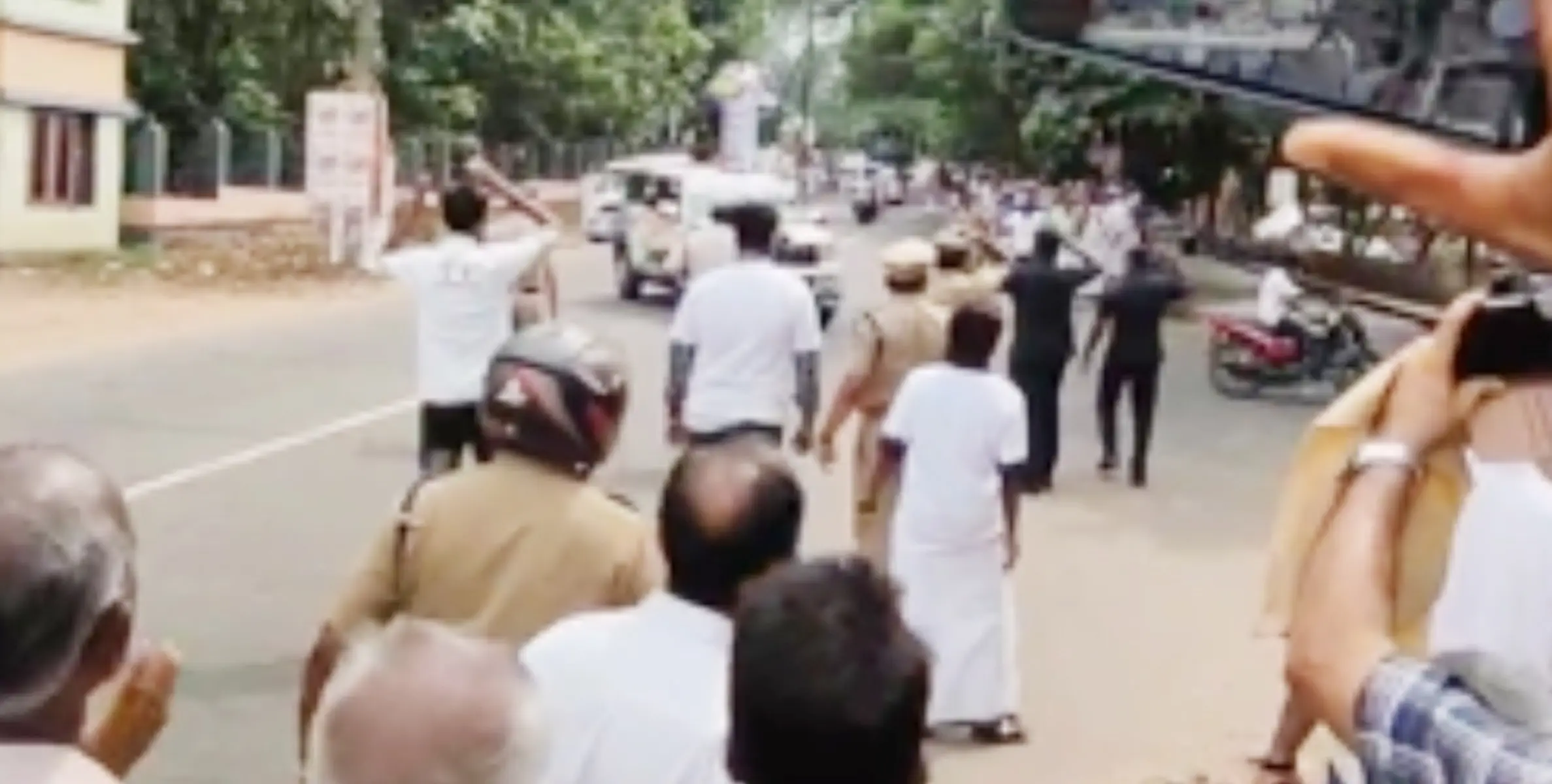 #accident | നവകേരള ബസ്സിൻ്റെ പൈലറ്റ് വാഹനമിടിച്ച് യുവാവിന് ഗുരുതര പരുക്ക്