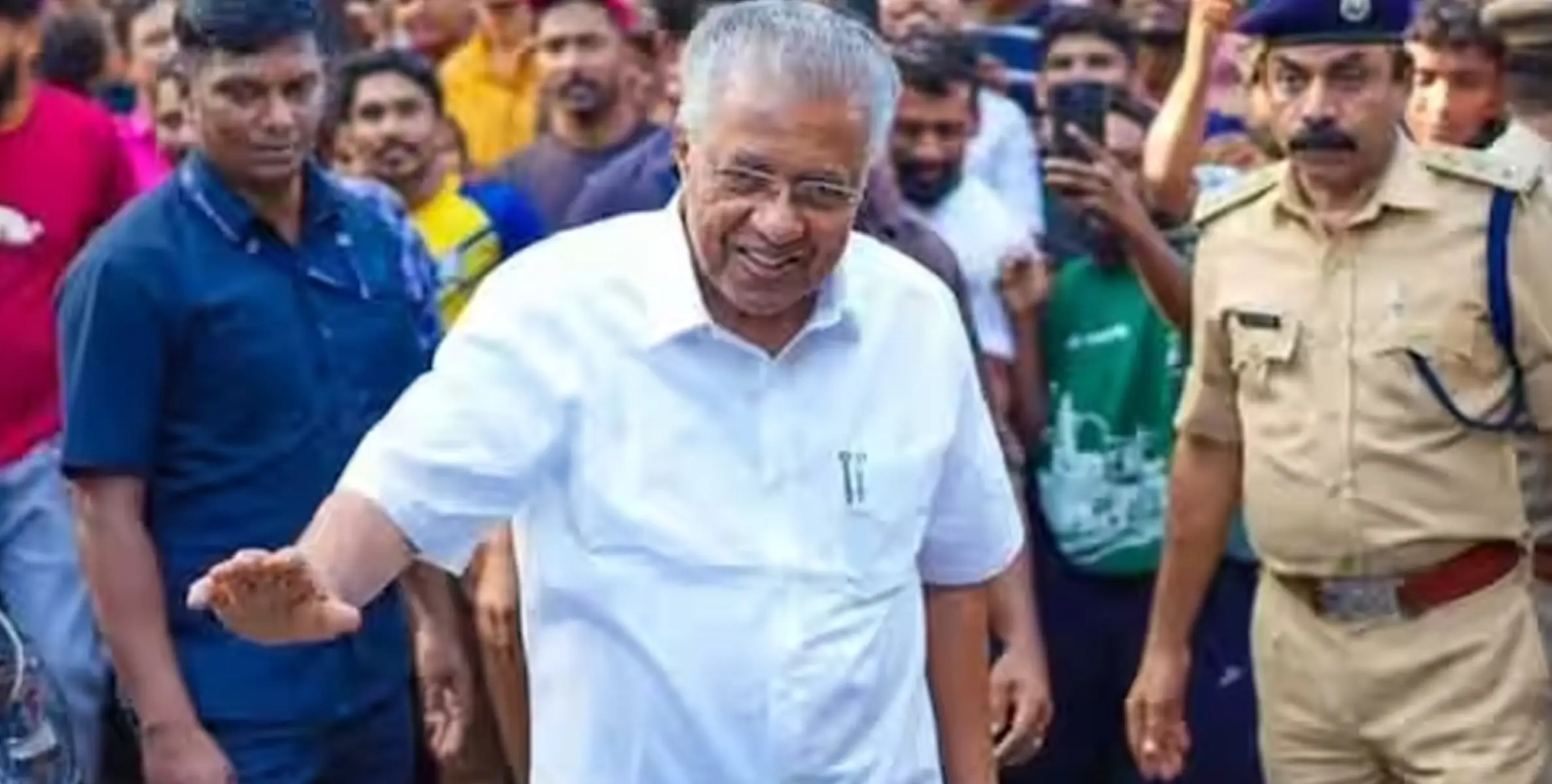 #PinarayiVijayan |  മുഖ്യമന്ത്രിയെ കൈയടിച്ച് സ്വീകരിക്കണമെന്ന് അവതാരക; അവതാരകയെ തിരുത്തി മുഖ്യമന്ത്രി 