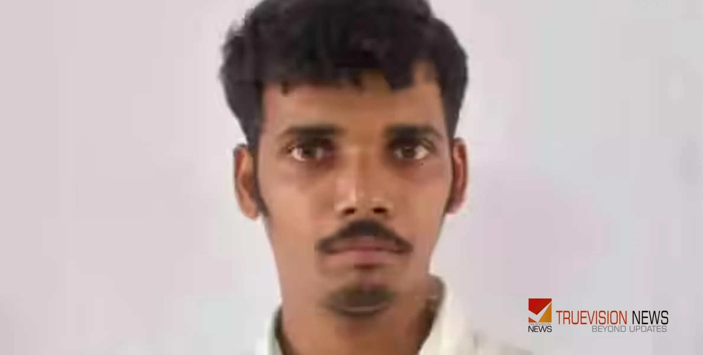 #arrest | ഷൊർണൂർ - നിലമ്പൂർ ട്രെയിനിൽ ടിടിഇ ചമഞ്ഞ് യാത്രക്കാരുടെ ടിക്കറ്റ് പരിശോധന , യുവാവ് പിടിയിൽ