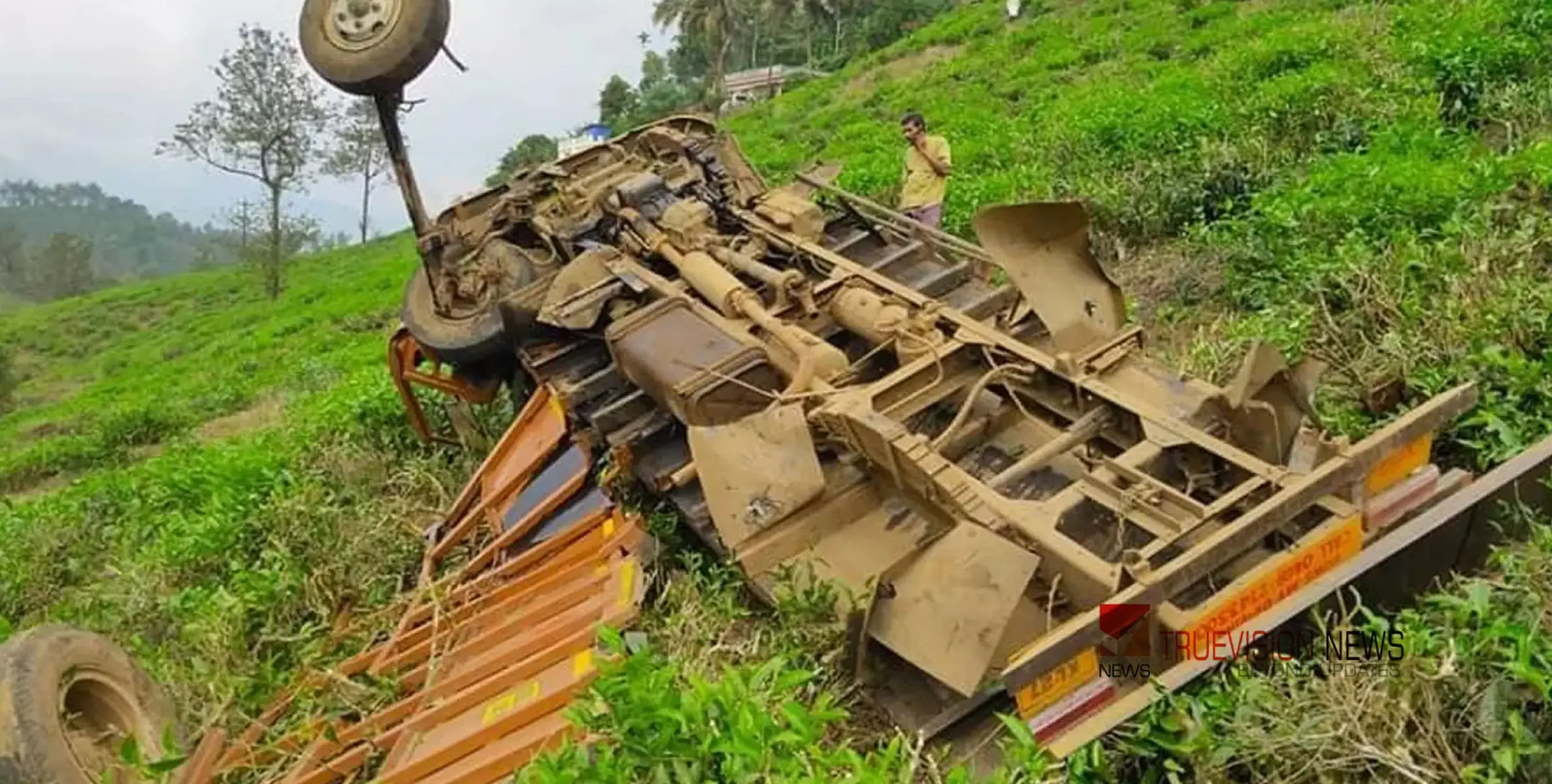 #accident | ഇടുക്കിയിൽ ലോറി മറിഞ്ഞ് ഇതര സംസ്ഥാന തൊഴിലാളി മരിച്ചു; ആറ് പേർക്ക് പരിക്ക്