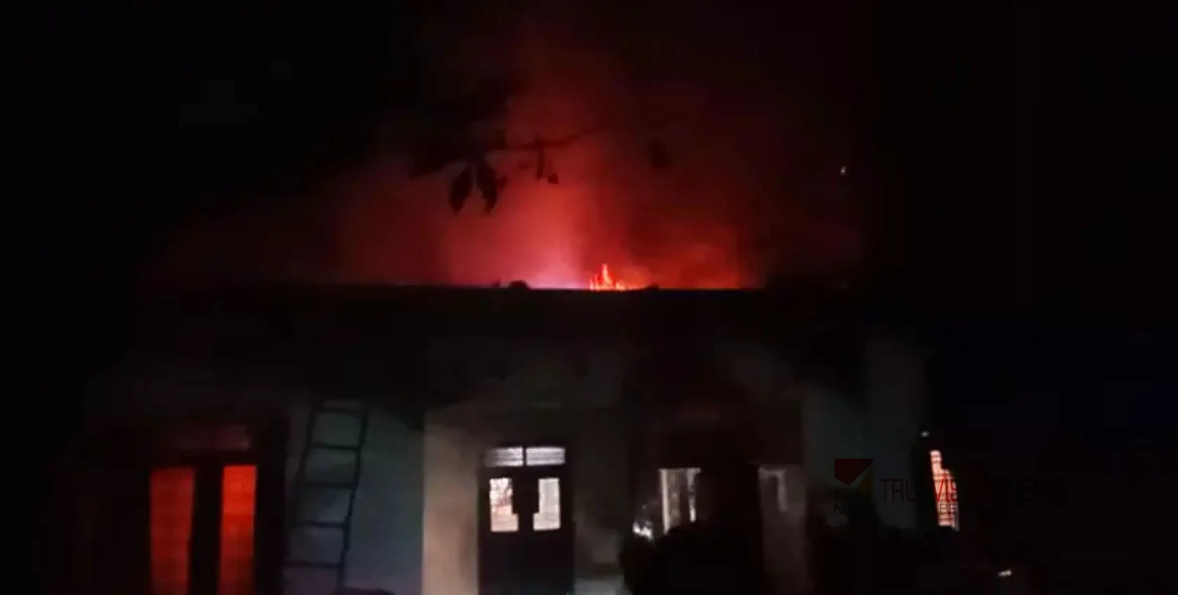 #fire | ഇടിമിന്നലേറ്റ് കത്തിയ തെങ്ങിൽ നിന്ന് തീപടർന്ന് വീട് കത്തി നശിച്ചു
