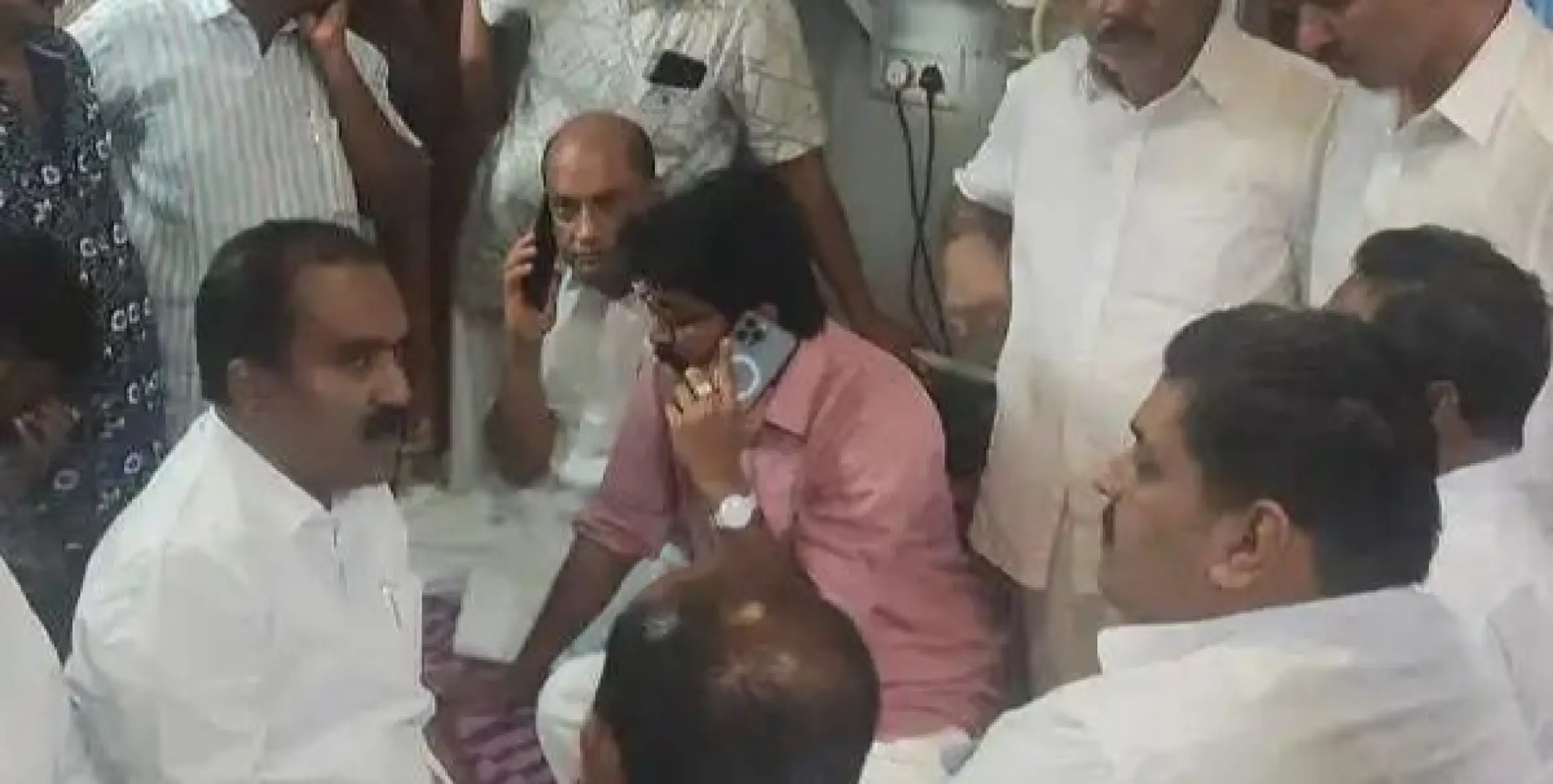 മുഖ്യമന്ത്രിക്ക് നേരെ കരിങ്കൊടി വീശി; സംഘര്‍ഷം, എല്‍ദോസ് കുന്നപ്പിള്ളി എംഎല്‍എയ്ക്കും മര്‍ദനമേറ്റു,