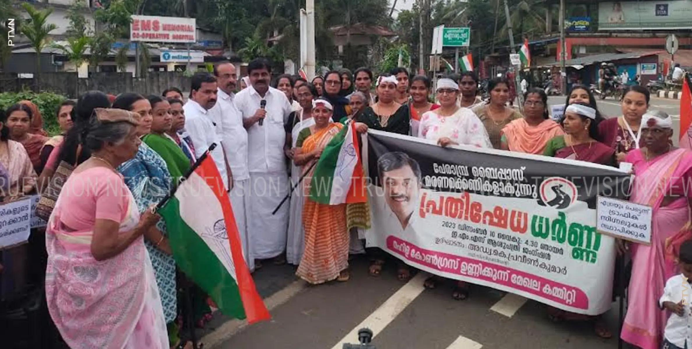 പേരാമ്പ്ര ബൈപ്പാസ് ജംഗ്ഷനില്‍ ട്രാഫിക്ക് സിഗ്‌നല്‍ സ്ഥാപിക്കണം: പ്രതിഷേധ ധര്‍ണ്ണയുമായി മഹിള കോണ്‍ഗ്രസ് 