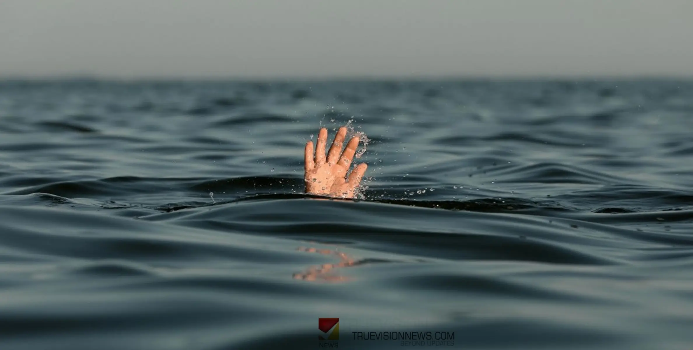 #rescued | വെള്ളത്തിൽ വീണ രണ്ടര വയസുകാരനെ വിദ്യാർഥി രക്ഷപ്പെടുത്തി 