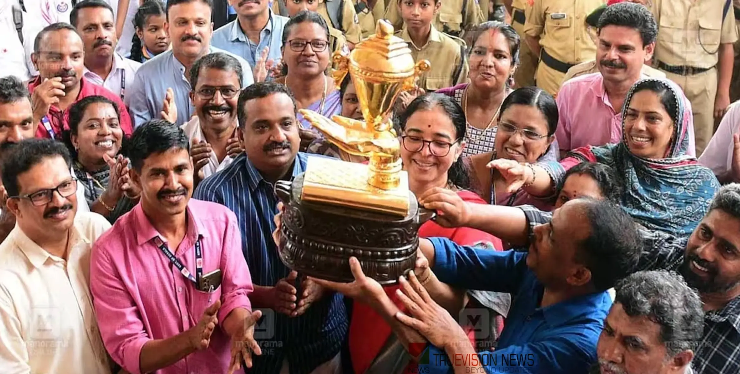 #keralaSchoolkalolsavam |  സ്കൂൾ കലോത്സവ സ്വർണ്ണ കപ്പ് കോഴിക്കോട് നിന്ന് കൊല്ലത്തേക്ക്