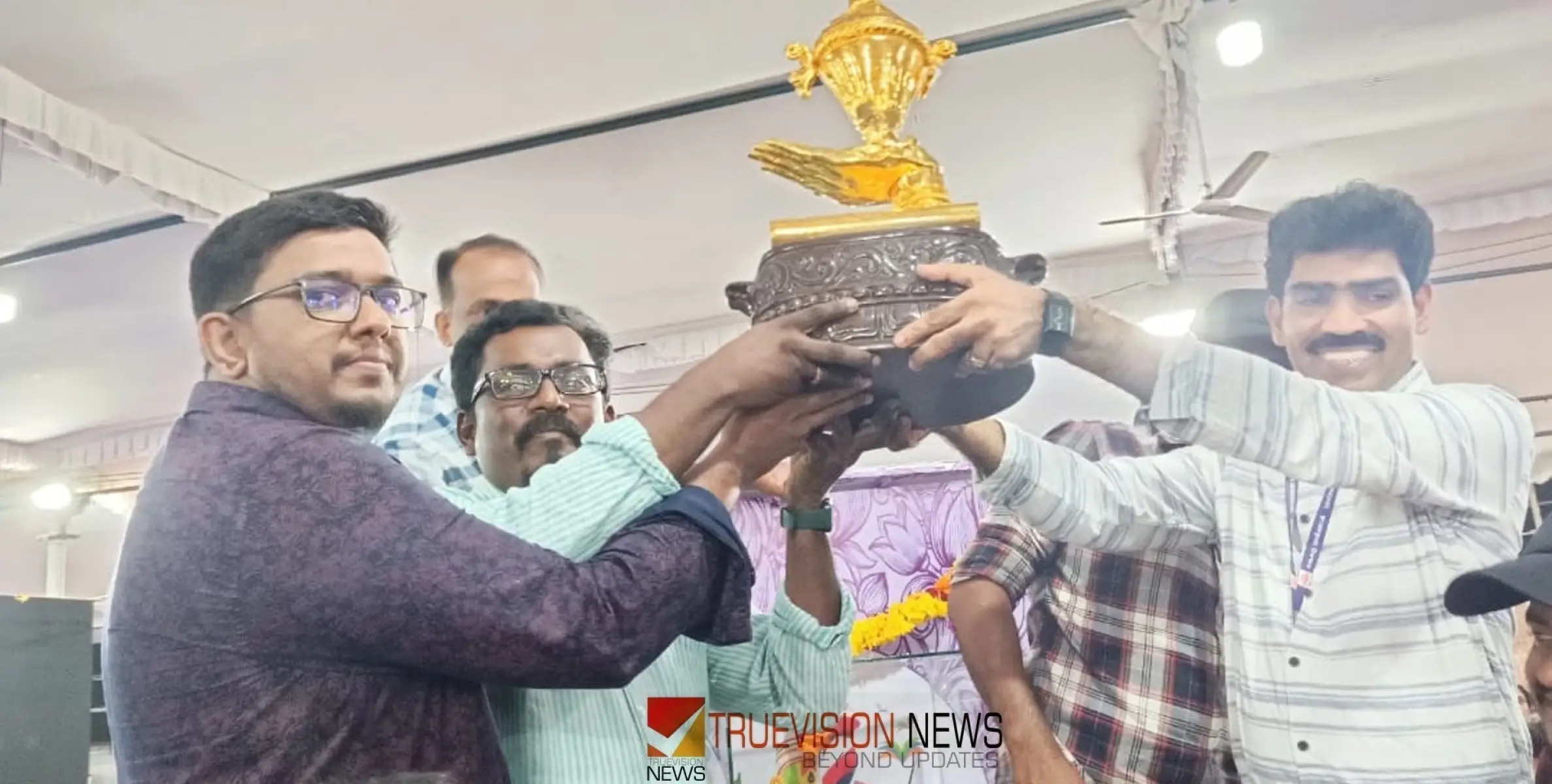 #keralaschoolkalolsavam2024 | സ്വർണക്കപ്പ് കൊല്ലത്തെത്തിയപ്പോൾ; കപ്പ് ഏറ്റുവാങ്ങി ധനകാര്യമന്ത്രി കെ എൻ ബാലഗോപാൽ 