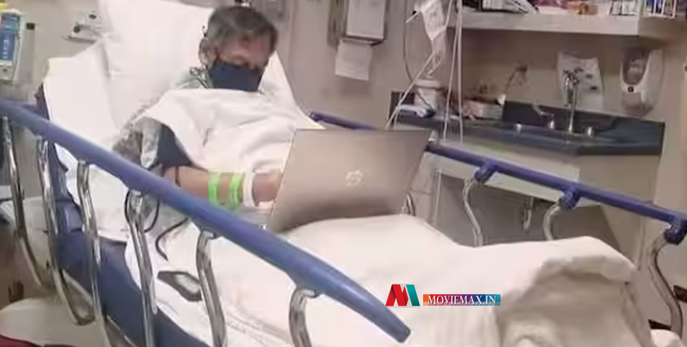 #viral |  മരണത്തിന് തൊട്ടുമുമ്പ് ആശുപത്രിക്കിടക്കയിൽ അസൈൻമെന്റ് നോക്കി മാർക്കിടുന്ന അധ്യാപകൻ, നൊമ്പരമായി ചിത്രം