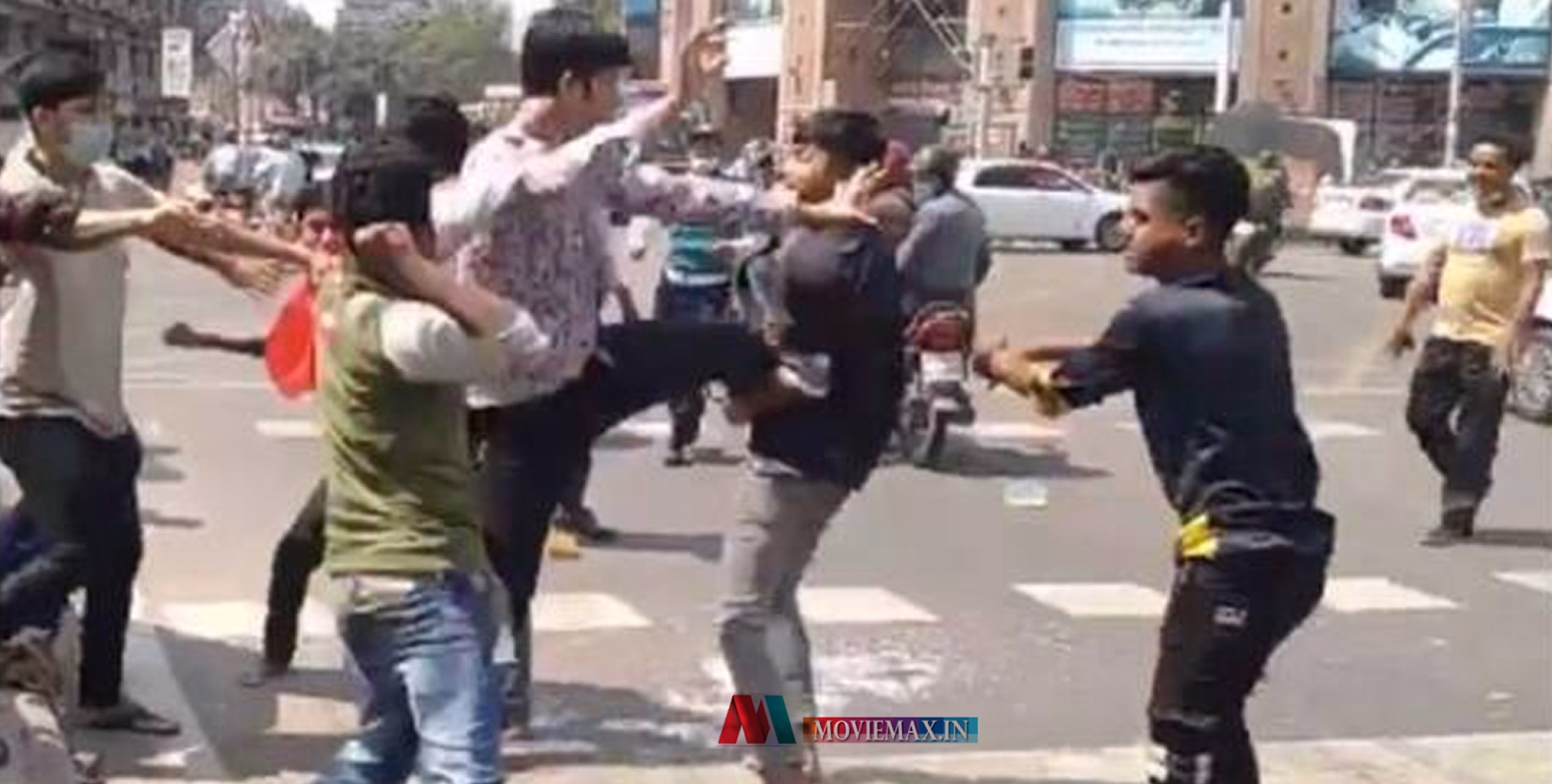 #viral | പെണ്‍കുട്ടിക്ക് മെസേജ് അയച്ചു; നടു റോഡിലുള്ള യുവാക്കളുടെ കൂട്ടത്തല്ല് ആഘോഷിച്ച് സോഷ്യല്‍ മീഡിയ 