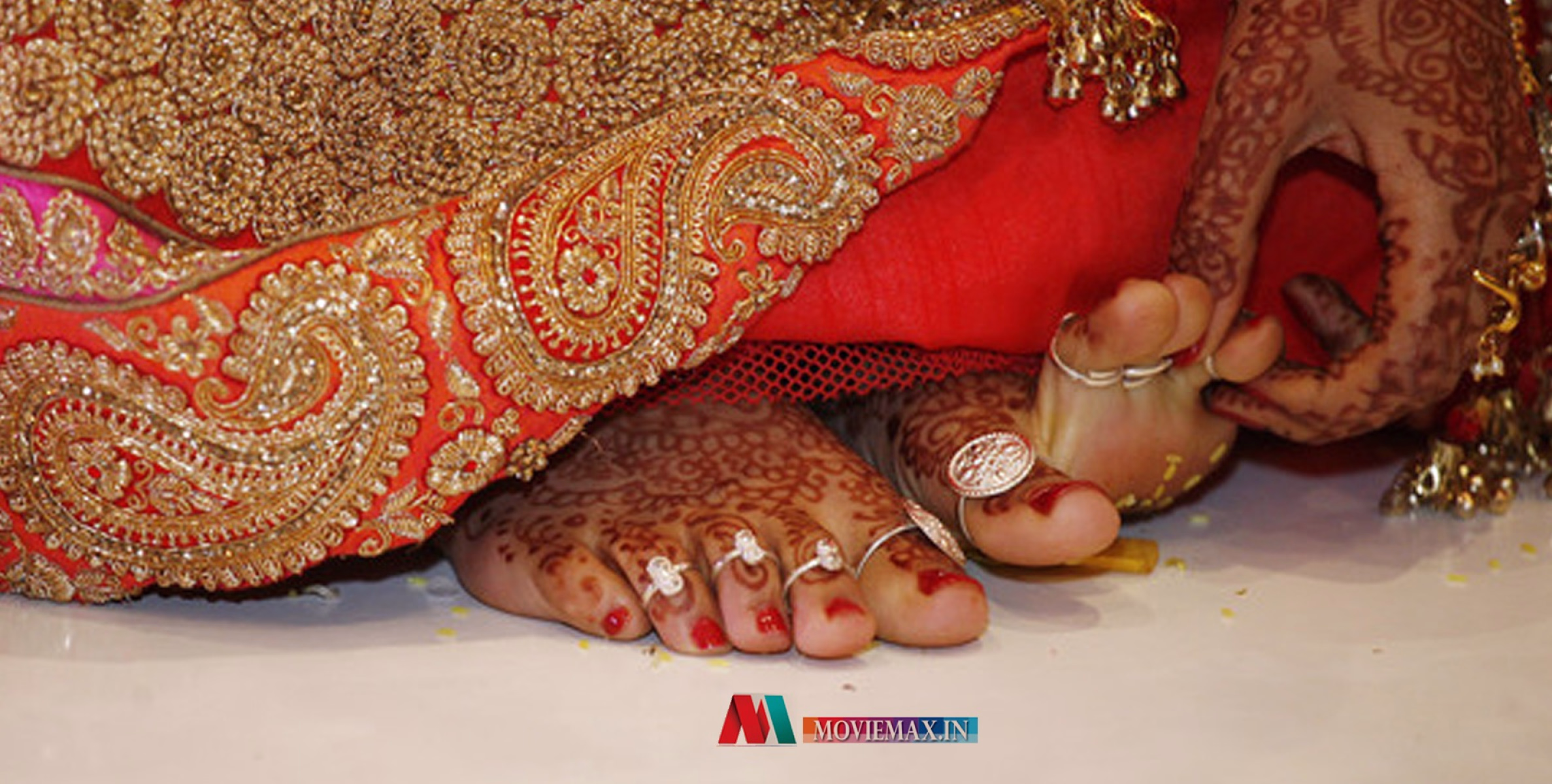 #viral | വരന് സ്വന്തം കാലുകൊണ്ട് ഭക്ഷണം വിളമ്പുന്ന വധു; ഇതുമൊരു ഇന്ത്യന്‍ ആചാരമാണ് !