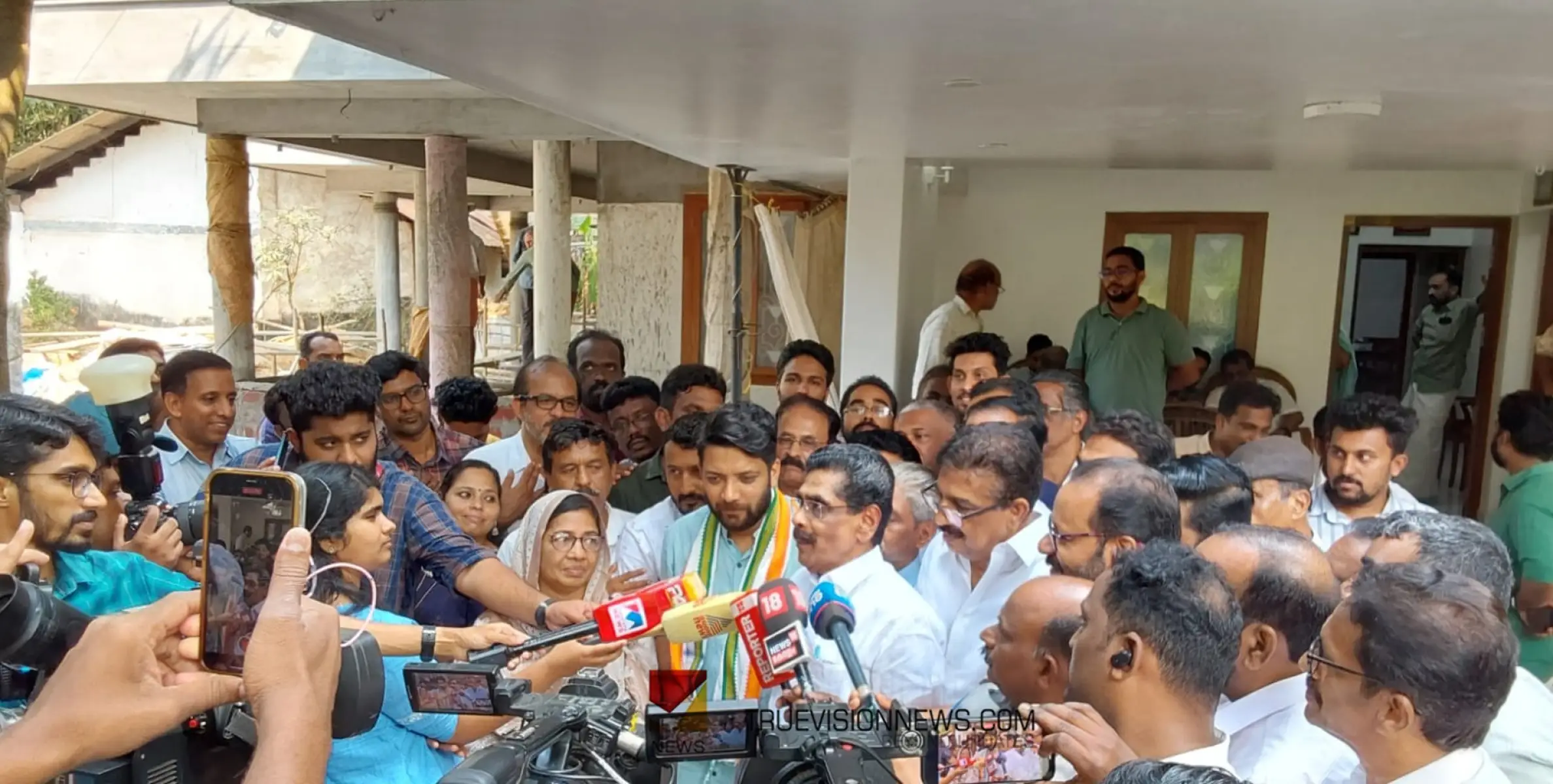 #ShafiParambil | മുല്ലപ്പളളിയുടെ അനുഗ്രഹം തേടി ഷാഫി പറമ്പില്‍