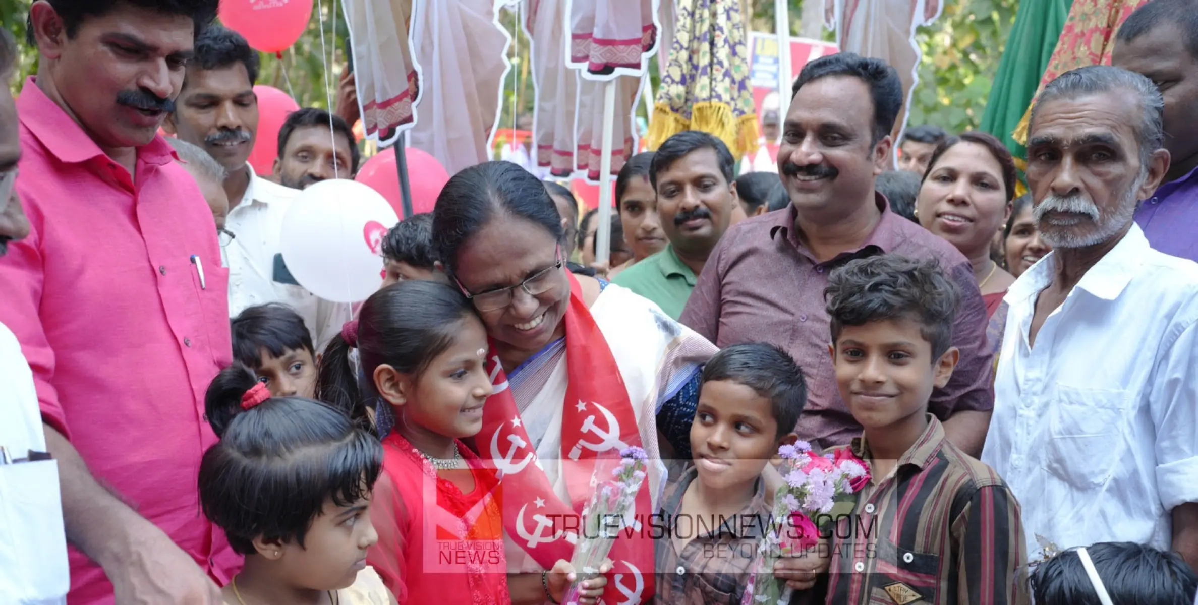 ഹൃദയം തൊട്ട് ;  നാട്ടിൻ പുറങ്ങളിൽ ആവേശമായി കെ കെ ശൈലജയുടെ നാദാപുരം മണ്ഡലം പര്യാടനം