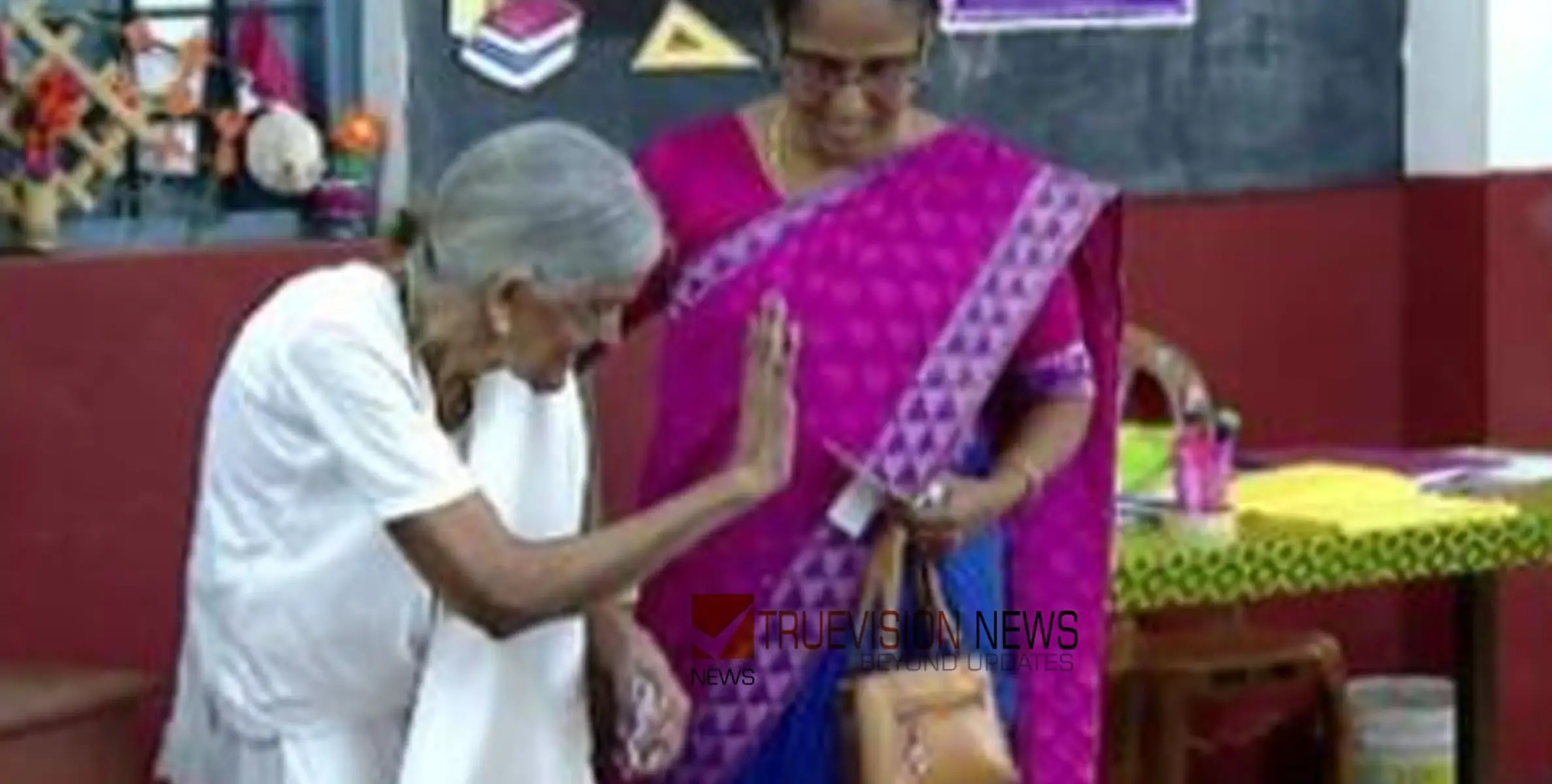 #loksabhaelection2024 | 'നാളിതുവരെ വോട്ട് മുടക്കിയിട്ടില്ല'; 104ാം വയസിലും ബൂത്തിലെത്തി വോട്ട് ചെയ്ത് വിരോണി മുത്തശ്ശി