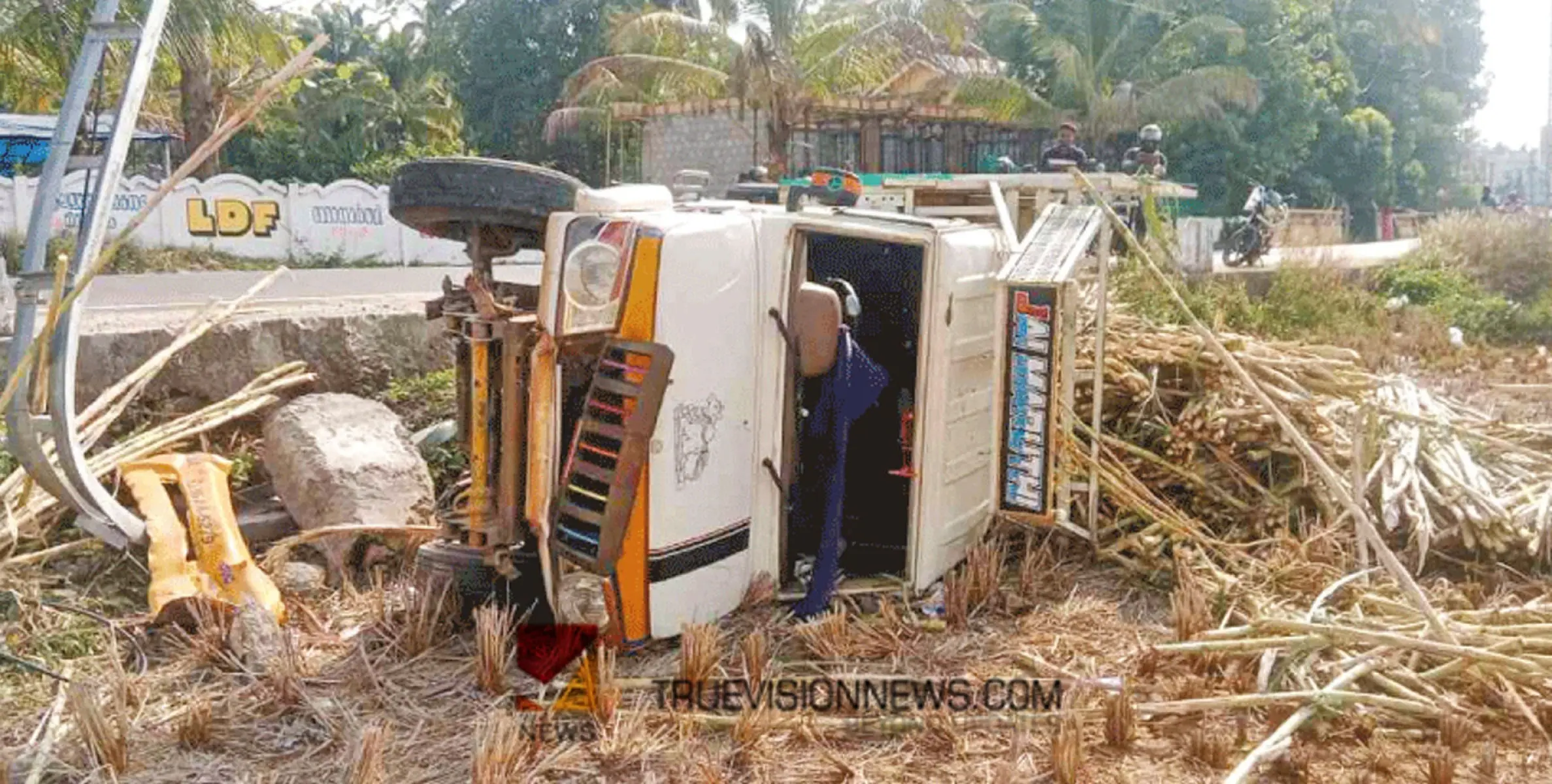 #accident | പി​ക്ക് അപ് വാ​ൻ വൈ​ദ്യു​തി തൂ​ണി​ലി​ടി​ച്ച് പാ​ട​ത്തേ​ക്ക് മ​റി​ഞ്ഞു 