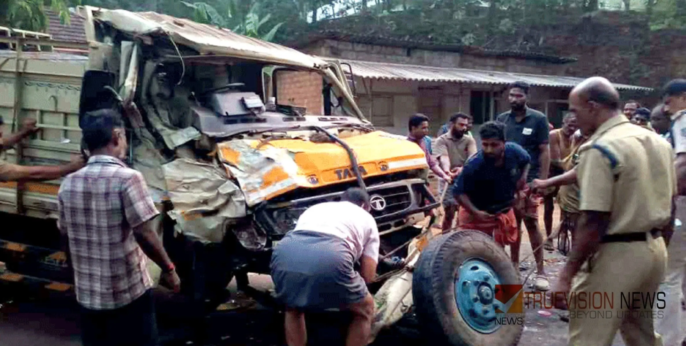 #accident | നാല് വാഹനങ്ങൾ കൂട്ടിയിടിച്ച് അപകടം; ഡ്രൈവർക്ക് പരിക്ക്